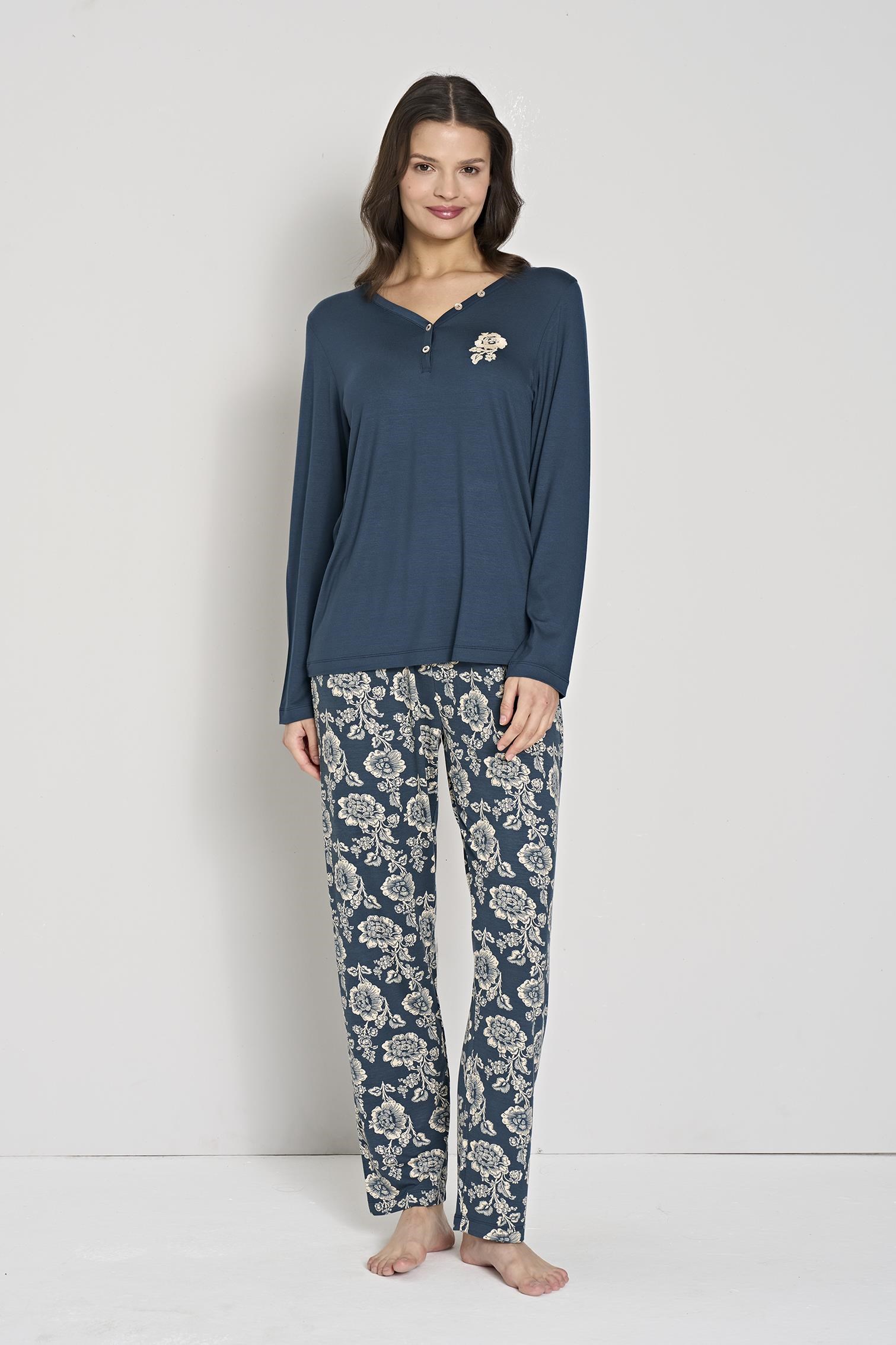 328879Kadın Lacivert Düğmeli Yaka Çiçek Desenli Pijama Takımı C4T0N91Uzun Kol PijamaPijadoreKadın Lacivert Düğmeli Yaka Çiçek Desenli Pijama Takımı C4T0N91
