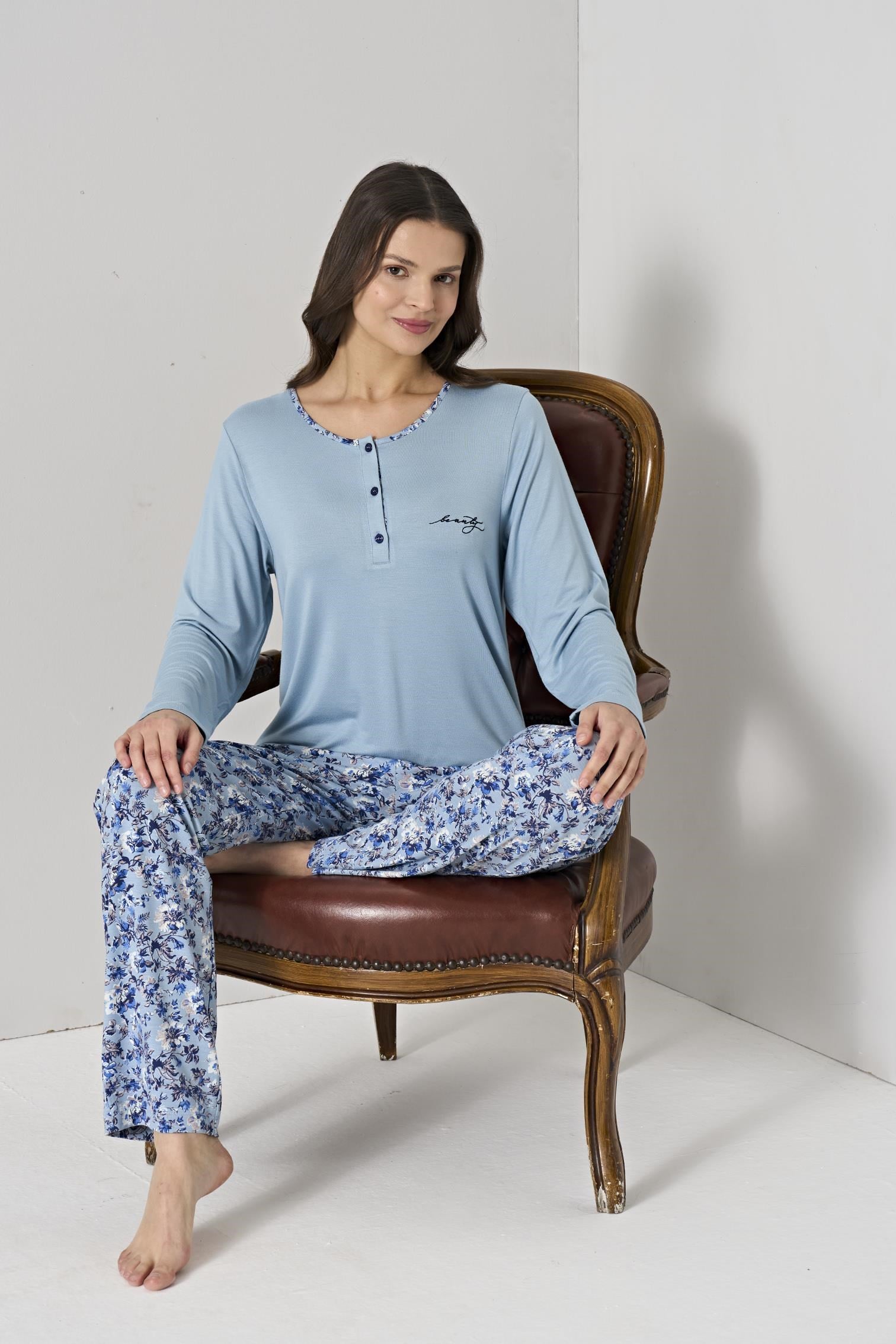 328885Kadın Mavi Çiçek Desenli Düğmeli Yaka Uzun Kollu Pijama Takımı C0T1N91Uzun Kol PijamaPijadoreKadın Mavi Çiçek Desenli Düğmeli Yaka Uzun Kollu Pijama Takımı C0T1N91