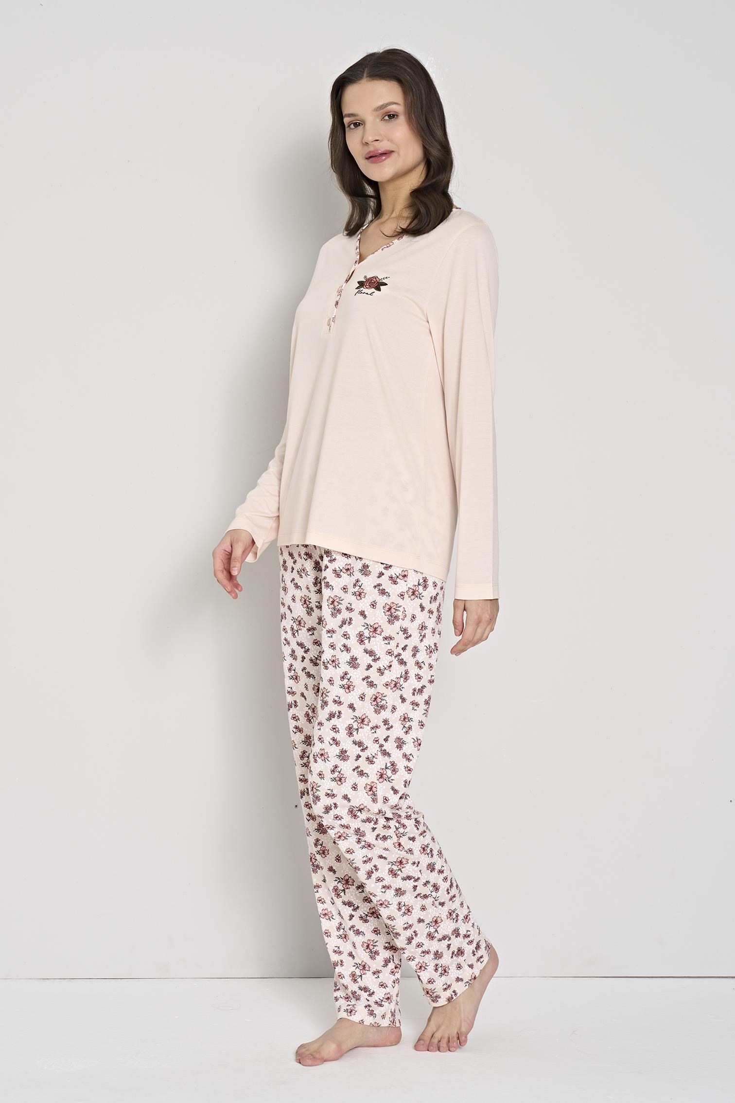 328881Kadın Pembe Renk Çiçek Desenli Düğmeli Yaka Uzun Kollu Pijama Takımı C6T0N91Uzun Kol PijamaPijadoreKadın Pembe Renk Çiçek Desenli Düğmeli Yaka Uzun Kollu Pijama Takımı C6T0N91