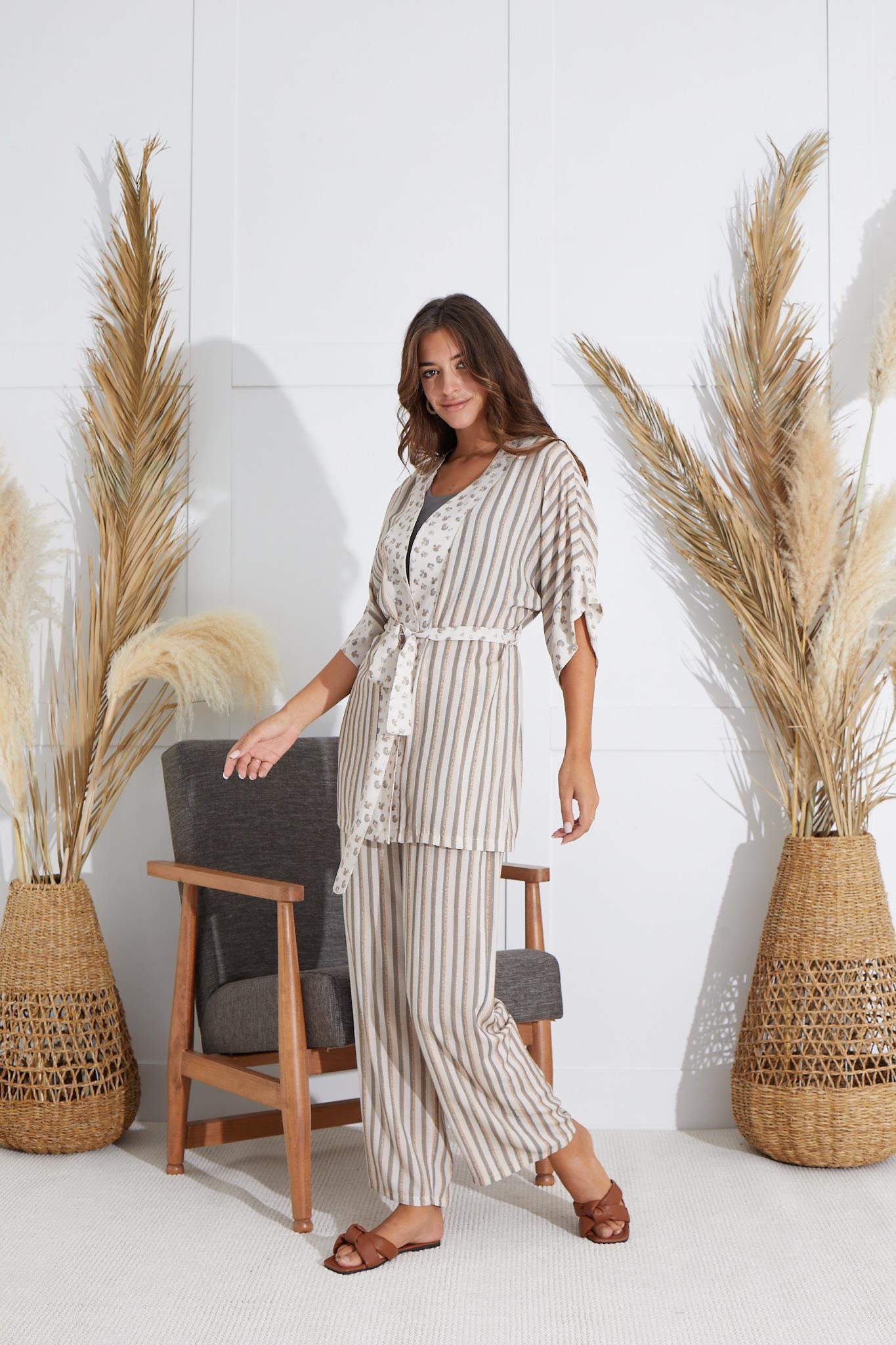 318584Kadın Croplu 3 Lü Bej Pijama Takım C8T2N551cotonhause.com.tr Online Alışveriş - Sezon İndirimlerini KeşfetKadın Croplu 3 Lü Bej Pijama Takım C8T2N5513'lü SetlerSevimKadın Croplu 3 Lü Bej Pijama Takım C8T2N551