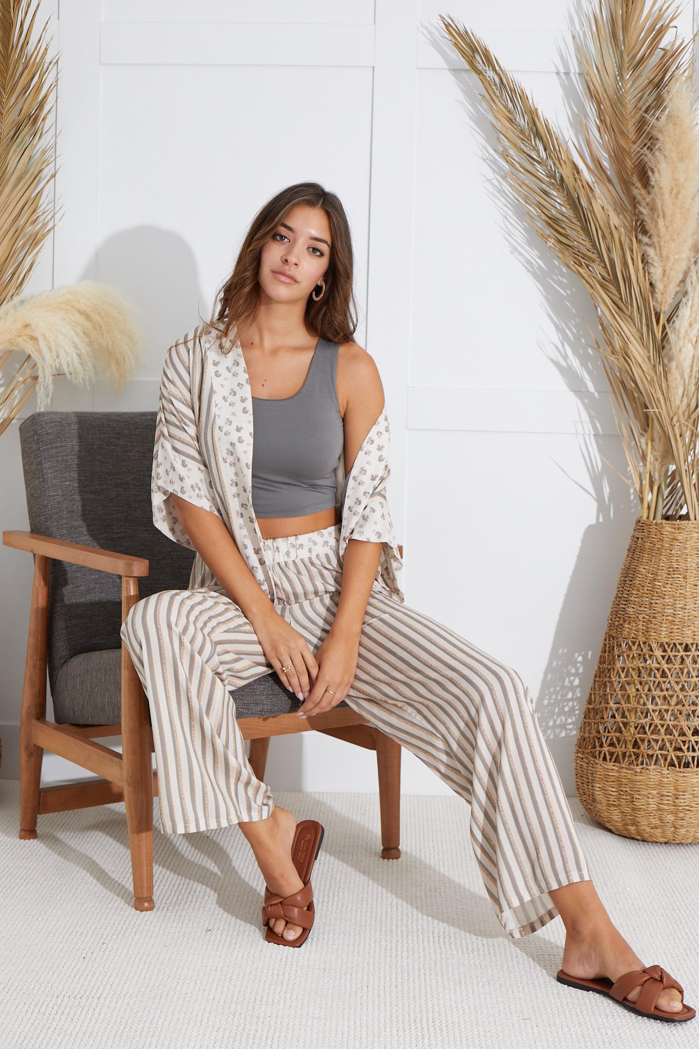 318584Kadın Croplu 3 Lü Bej Pijama Takım C8T2N551cotonhause.com.tr Online Alışveriş - Sezon İndirimlerini KeşfetKadın Croplu 3 Lü Bej Pijama Takım C8T2N5513'lü SetlerSevimKadın Croplu 3 Lü Bej Pijama Takım C8T2N551