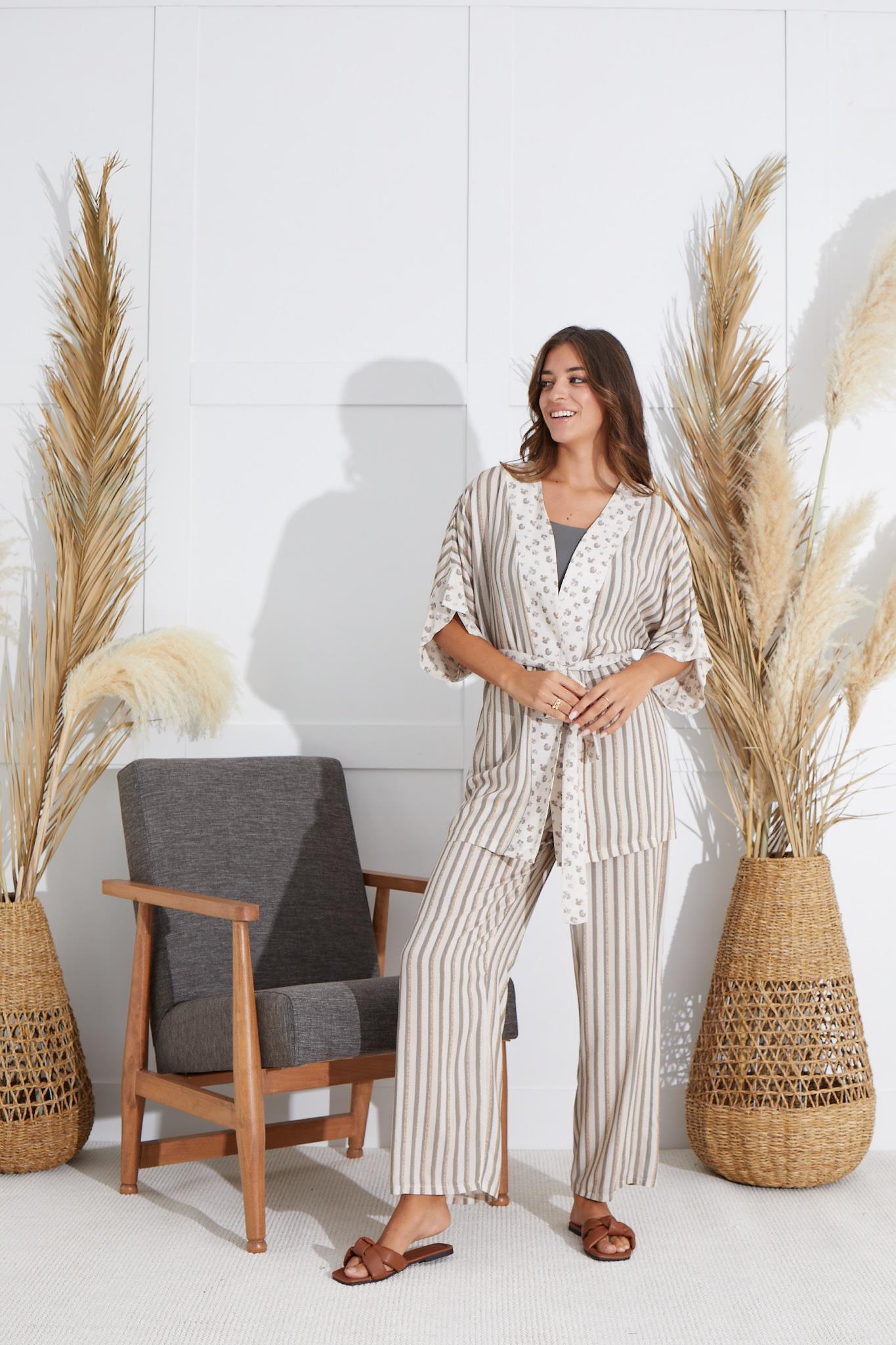 318584Kadın Croplu 3 Lü Bej Pijama Takım C8T2N551cotonhause.com.tr Online Alışveriş - Sezon İndirimlerini KeşfetKadın Croplu 3 Lü Bej Pijama Takım C8T2N5513'lü SetlerSevimKadın Croplu 3 Lü Bej Pijama Takım C8T2N551