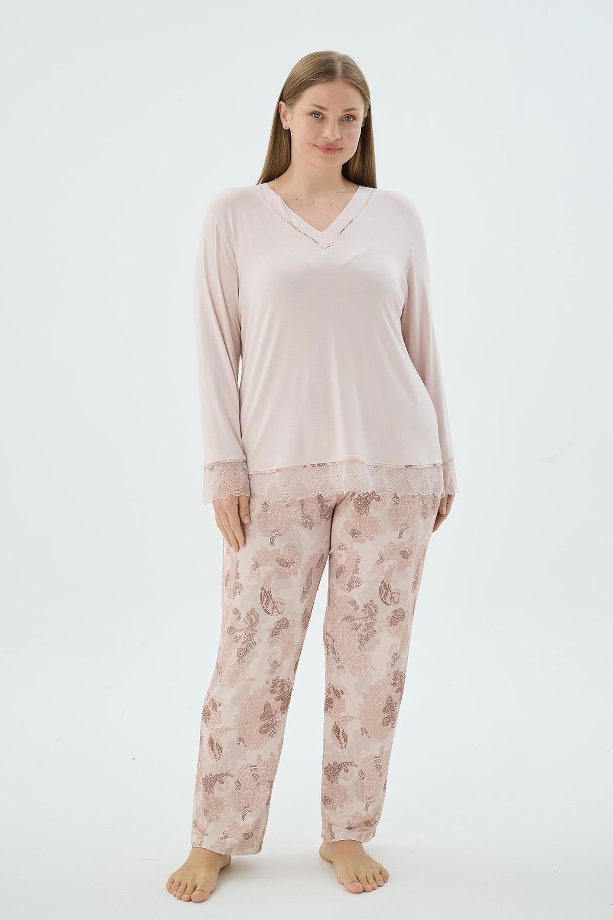 328647Kadın Büyük Beden Dantel Detaylı V Yaka Uzun Kollu Desenli Pijama Takımı C8T3N271Büyük BedenSevimKadın Büyük Beden Dantel Detaylı V Yaka Uzun Kollu Desenli Pijama Takımı C8T3N271