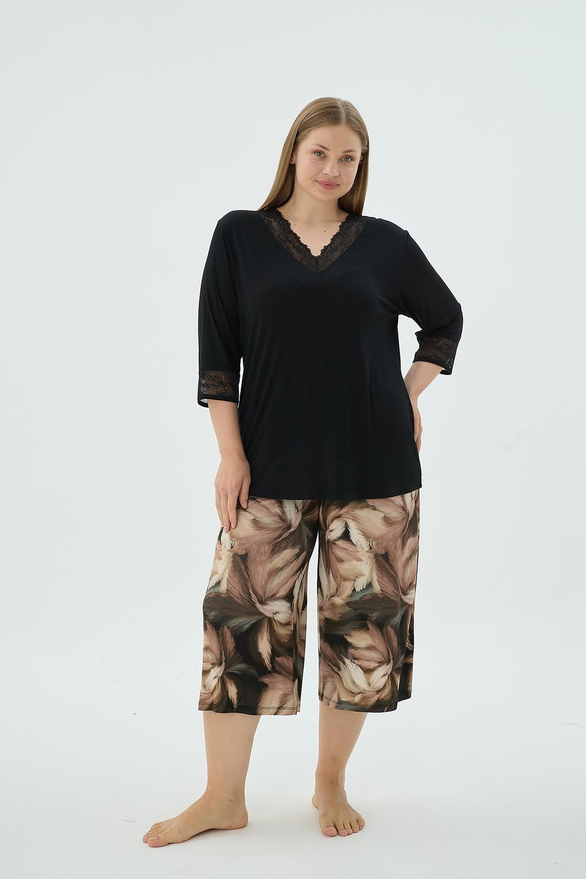 328656Kadın Büyük Beden Dantel Detaylı V Yaka Yarım Kol Dantel Detaylı Siyah Üst Capri Pijama Takımı C8T0N371Büyük BedenSevimKadın Büyük Beden Dantel Detaylı V Yaka Yarım Kol Dantel Detaylı Siyah Üst Capri Pijama Takımı C8T0N371