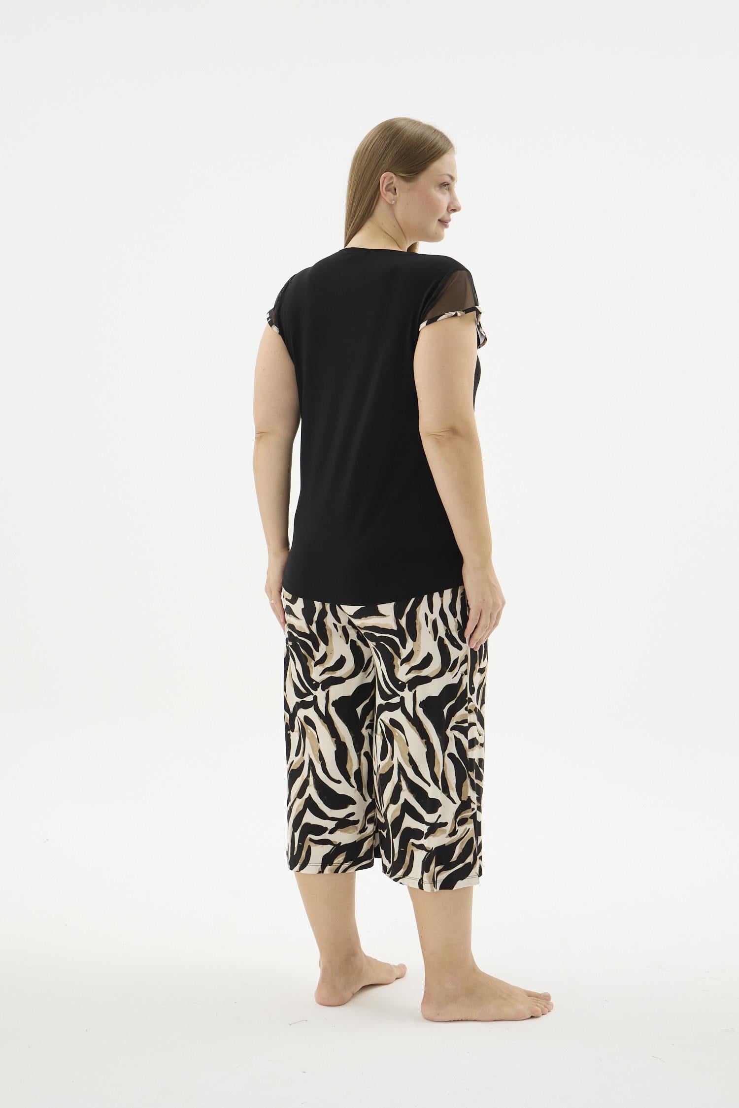 332697Kadın Büyük Beden Tül Detaylı Zebra Desenli Kapri Pijama Takımı C7T1N771Büyük BedenSevimKadın Büyük Beden Tül Detaylı Zebra Desenli Kapri Pijama Takımı C7T1N771