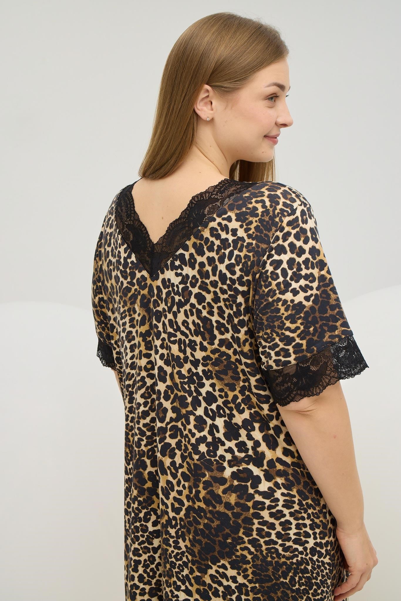 329132Kadın Büyük Beden Kısa Kollu Dantel Detaylı Leopar Desenli Gecelik C0T5N861GecelikSevimKadın Büyük Beden Kısa Kollu Dantel Detaylı Leopar Desenli Gecelik C0T5N861