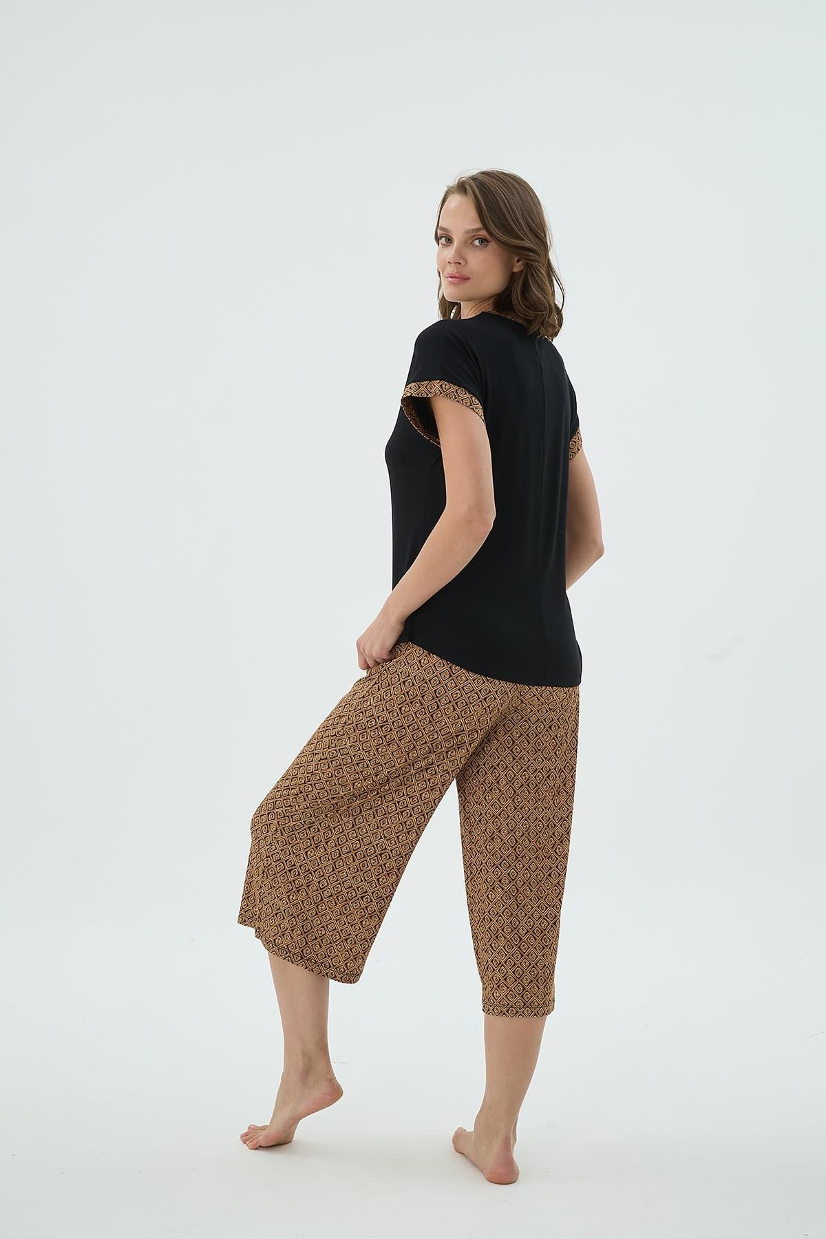 329031Kadın Siyah Renk Kısa Kollu Desenli Kapri Pijama Takımı C0T1N371Kapri TakımSevimKadın Siyah Renk Kısa Kollu Desenli Kapri Pijama Takımı C0T1N371