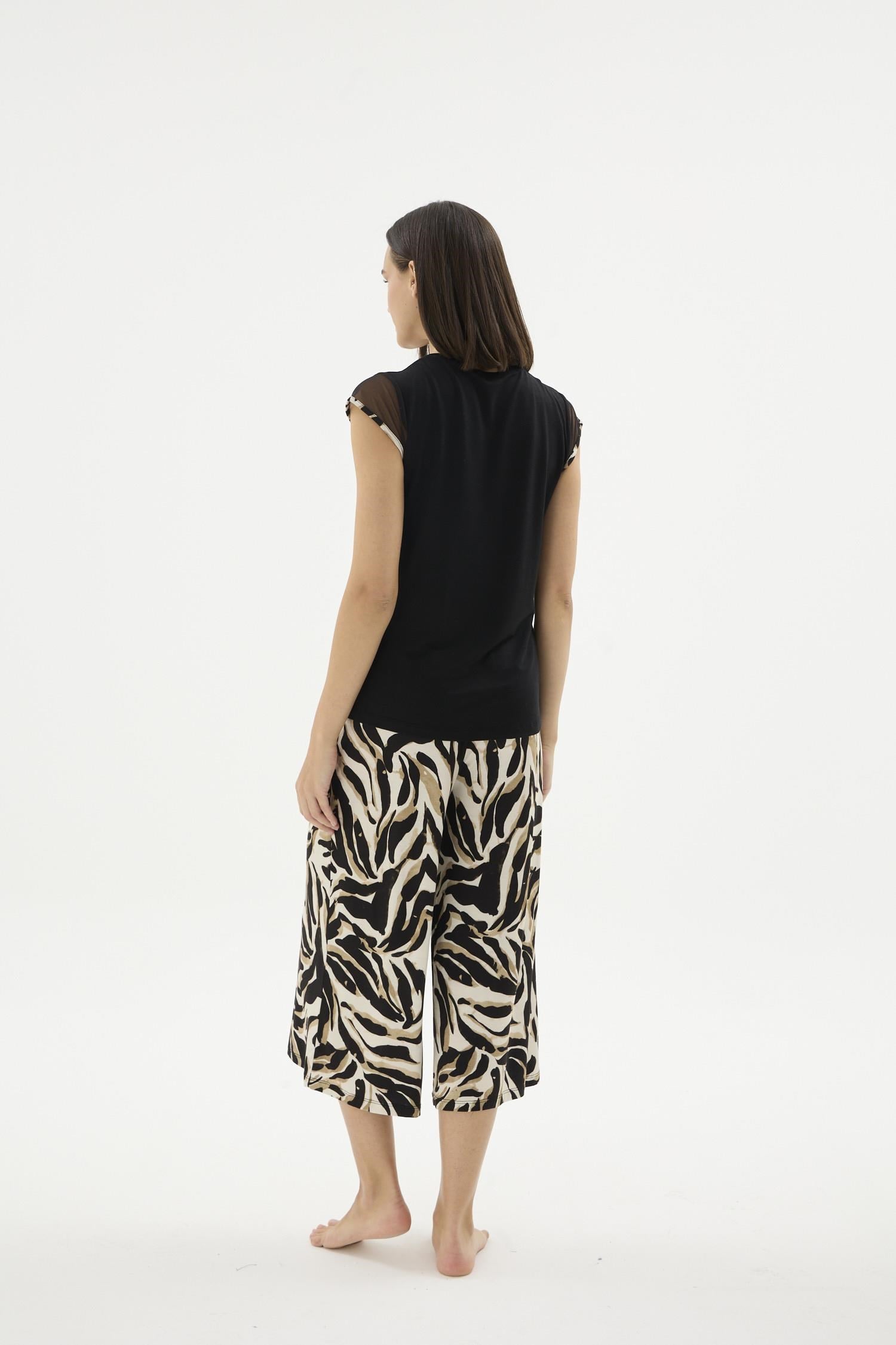 332694Kadın Tül Detaylı Kısa Kol Zebra Desenli Kapri Pijama Takımı C4T1N771Kapri TakımSevimKadın Tül Detaylı Kısa Kol Zebra Desenli Kapri Pijama Takımı C4T1N771