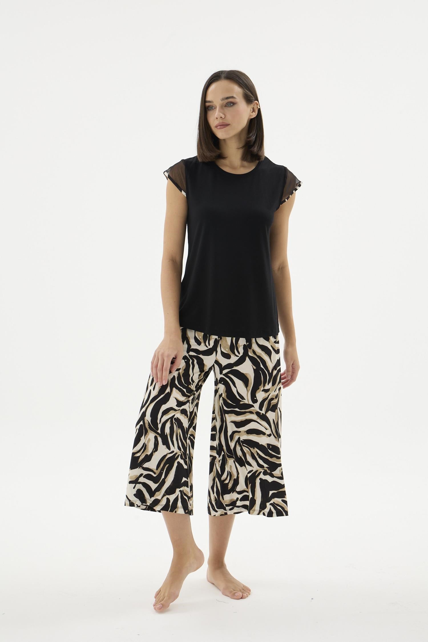 332694Kadın Tül Detaylı Kısa Kol Zebra Desenli Kapri Pijama Takımı C4T1N771Kapri TakımSevimKadın Tül Detaylı Kısa Kol Zebra Desenli Kapri Pijama Takımı C4T1N771