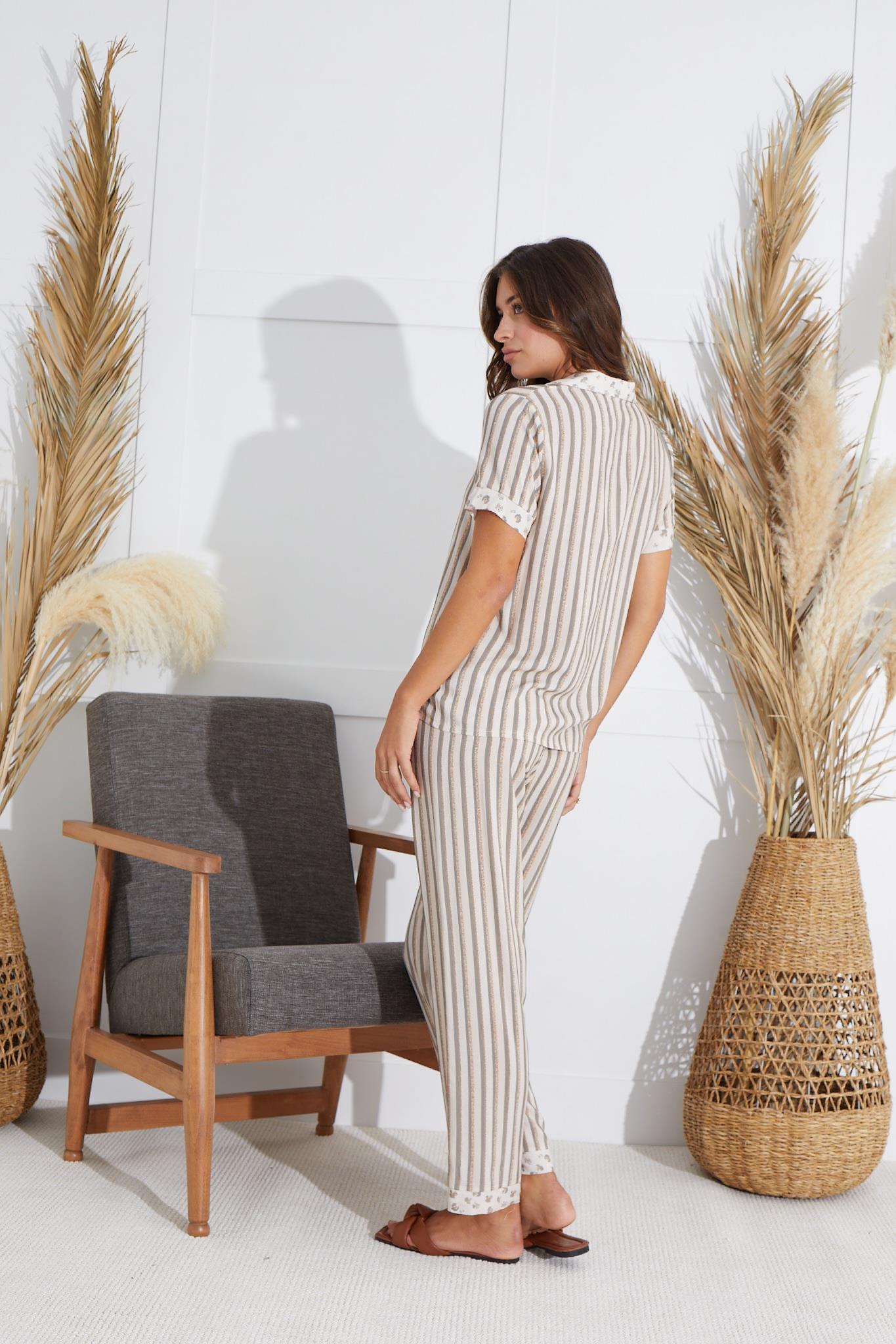 318585Kadın Kısa Kol Gömlek Yaka Önden Düğmeli Bej Pijama Takım C9T2N551cotonhause.com.tr Online Alışveriş - Sezon İndirimlerini KeşfetKadın Kısa Kol Gömlek Yaka Önden Düğmeli Bej Pijama Takım C9T2N551Kısa Kol / Askılı PijamaSevimKadın Kısa Kol Gömlek Yaka Önden Düğmeli Bej Pijama Takım C9T2N551