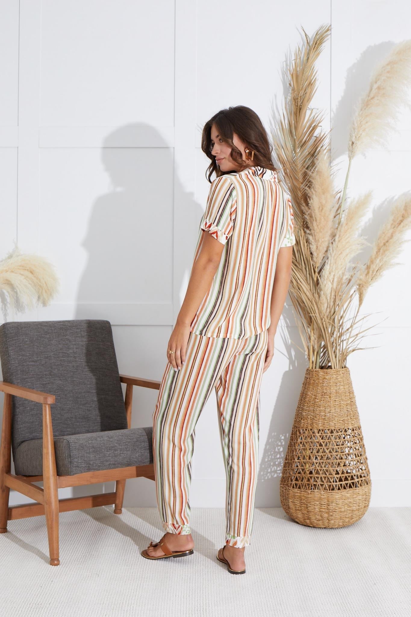 320005Kadın Kısa Kol Önden Düğmeli Çizgili Pijama Takım C5T3N5O51cotonhause.com.tr Online Alışveriş - Sezon İndirimlerini KeşfetKadın Kısa Kol Önden Düğmeli Çizgili Pijama Takım C5T3N5O51Kısa Kol / Askılı PijamaSevimKadın Kısa Kol Önden Düğmeli Çizgili Pijama Takım C5T3N5O51