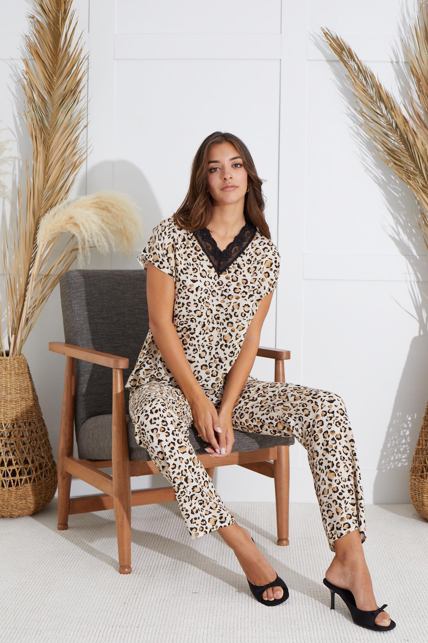 320006Kadın Kısa Kol Leopar Pijama Takım C7T1N6O51cotonhause.com.tr Online Alışveriş - Sezon İndirimlerini KeşfetKadın Kısa Kol Leopar Pijama Takım C7T1N6O51Kısa Kol / Askılı PijamaSevimKadın Kısa Kol Leopar Pijama Takım C7T1N6O51