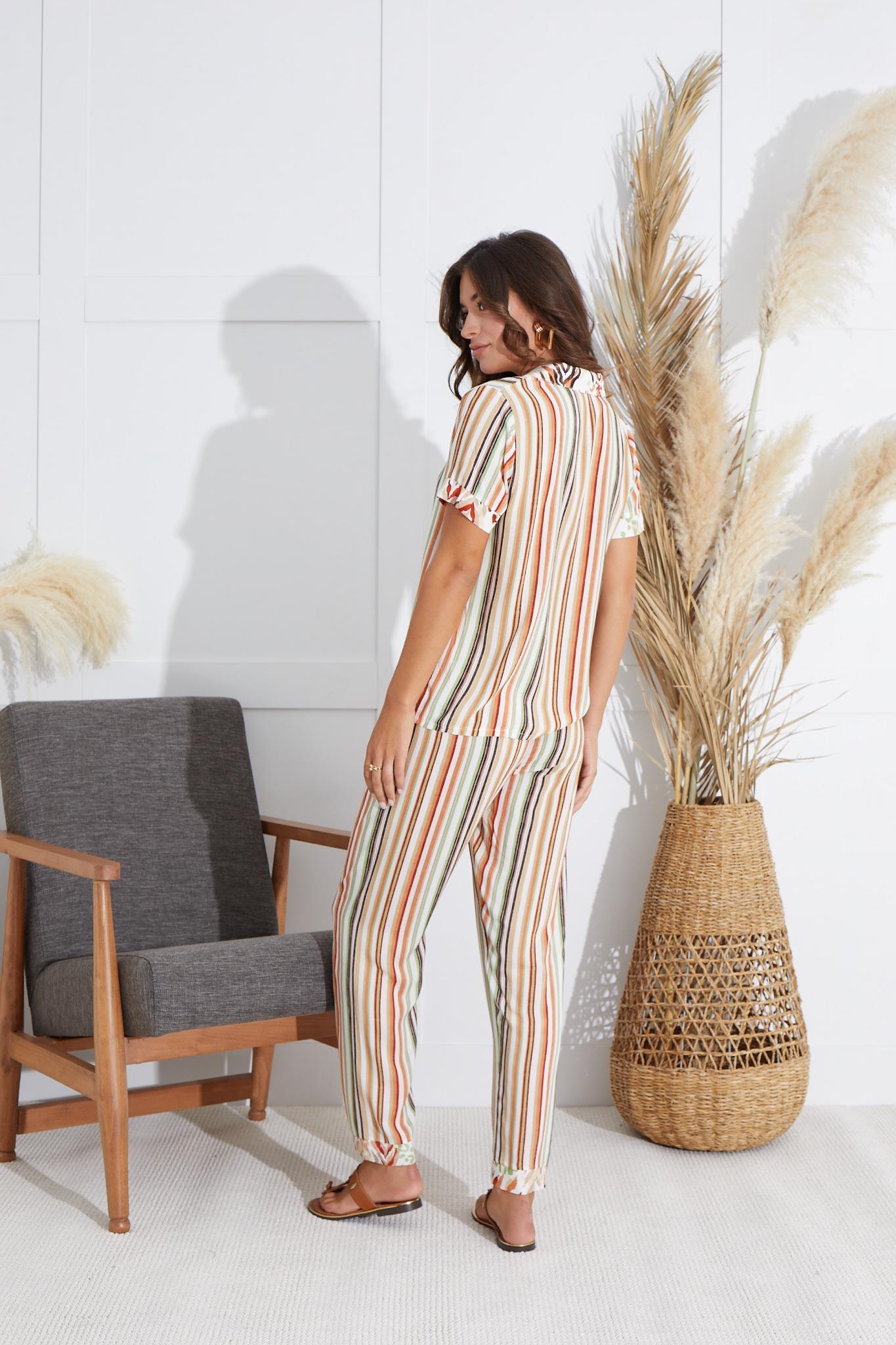 320005Kadın Kısa Kol Önden Düğmeli Çizgili Pijama Takım C5T3N5O51cotonhause.com.tr Online Alışveriş - Sezon İndirimlerini KeşfetKadın Kısa Kol Önden Düğmeli Çizgili Pijama Takım C5T3N5O51Kısa Kol / Askılı PijamaSevimKadın Kısa Kol Önden Düğmeli Çizgili Pijama Takım C5T3N5O51