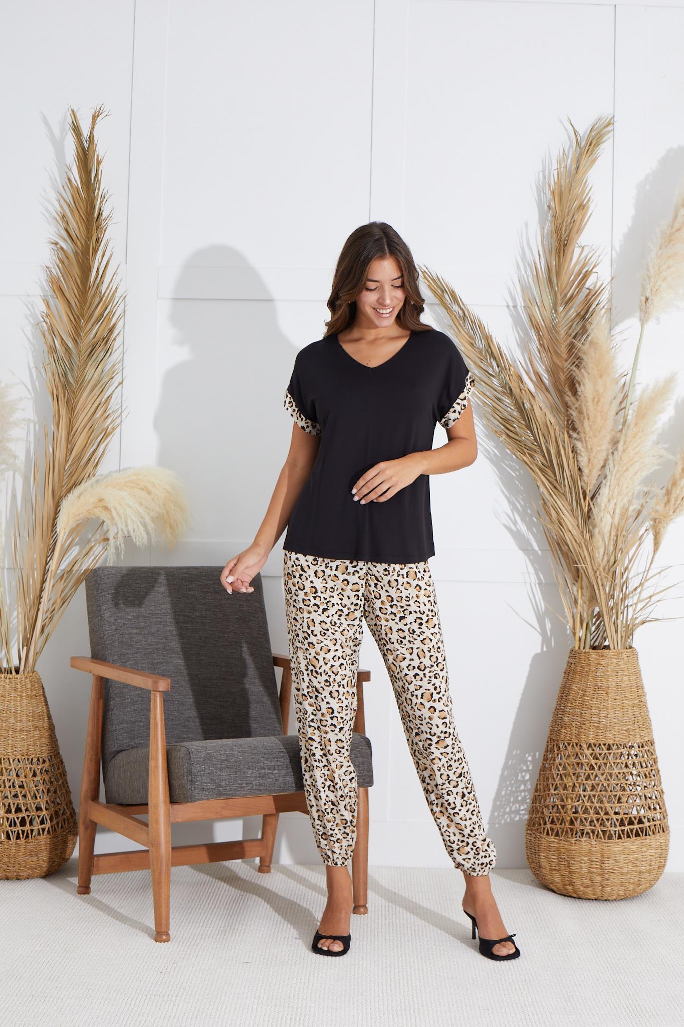320016Kadın Kısa Kol Siyah Pijama Takım C8T1N6O51cotonhause.com.tr Online Alışveriş - Sezon İndirimlerini KeşfetKadın Kısa Kol Siyah Pijama Takım C8T1N6O51Kısa Kol / Askılı PijamaSevimKadın Kısa Kol Siyah Pijama Takım C8T1N6O51