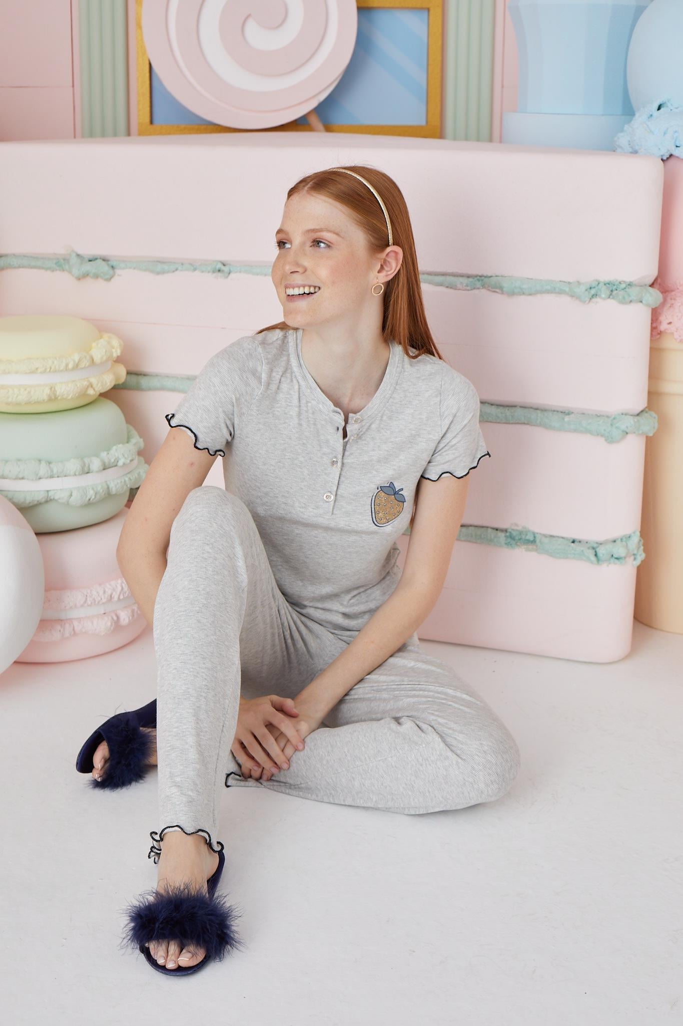320008Kadın Kısa Kol Gri Pijama Takım C8T3N7O51cotonhause.com.tr Online Alışveriş - Sezon İndirimlerini KeşfetKadın Kısa Kol Gri Pijama Takım C8T3N7O51Kısa Kol / Askılı PijamaSevimKadın Kısa Kol Gri Pijama Takım C8T3N7O51