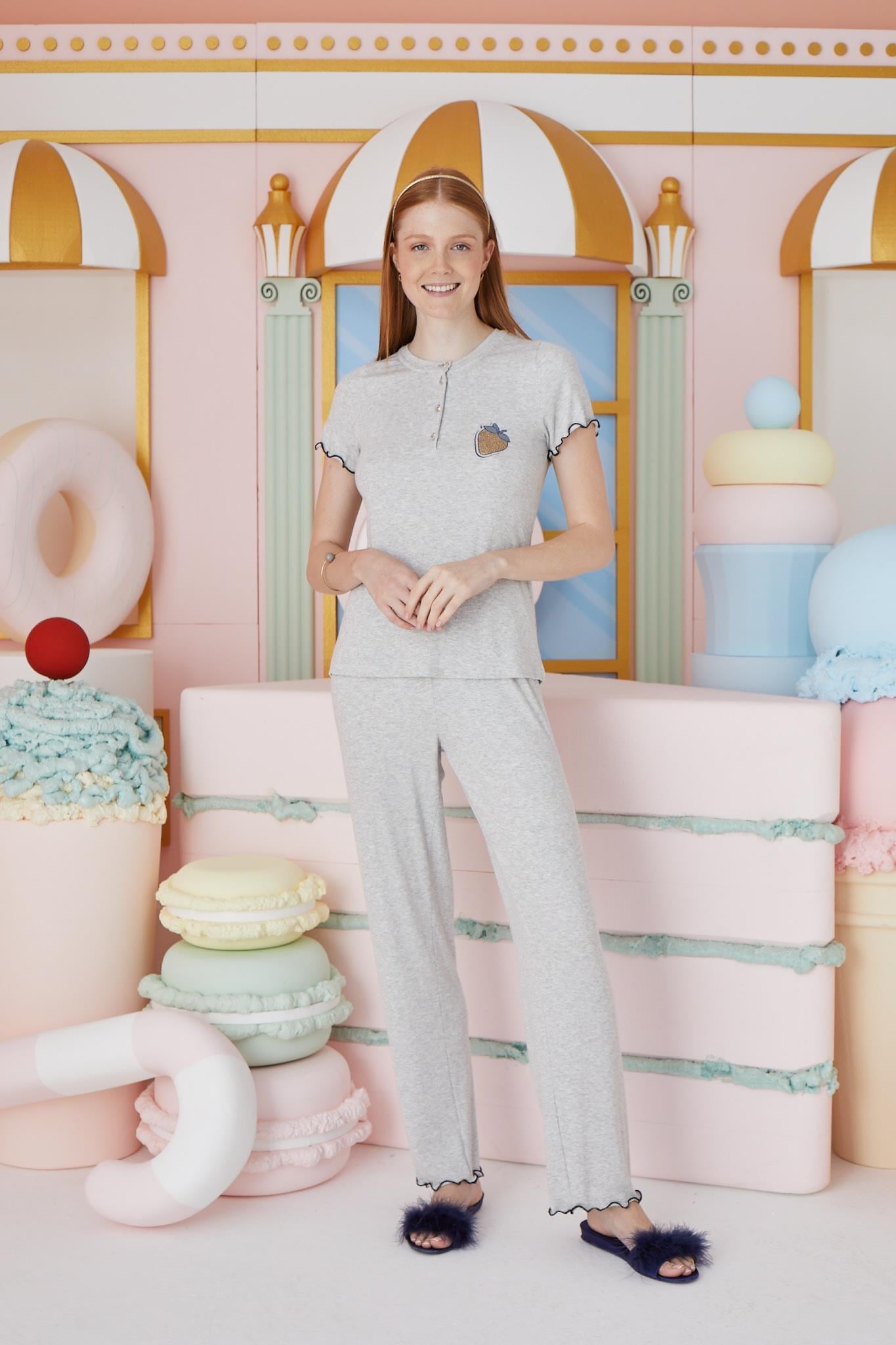 320008Kadın Kısa Kol Gri Pijama Takım C8T3N7O51cotonhause.com.tr Online Alışveriş - Sezon İndirimlerini KeşfetKadın Kısa Kol Gri Pijama Takım C8T3N7O51Kısa Kol / Askılı PijamaSevimKadın Kısa Kol Gri Pijama Takım C8T3N7O51