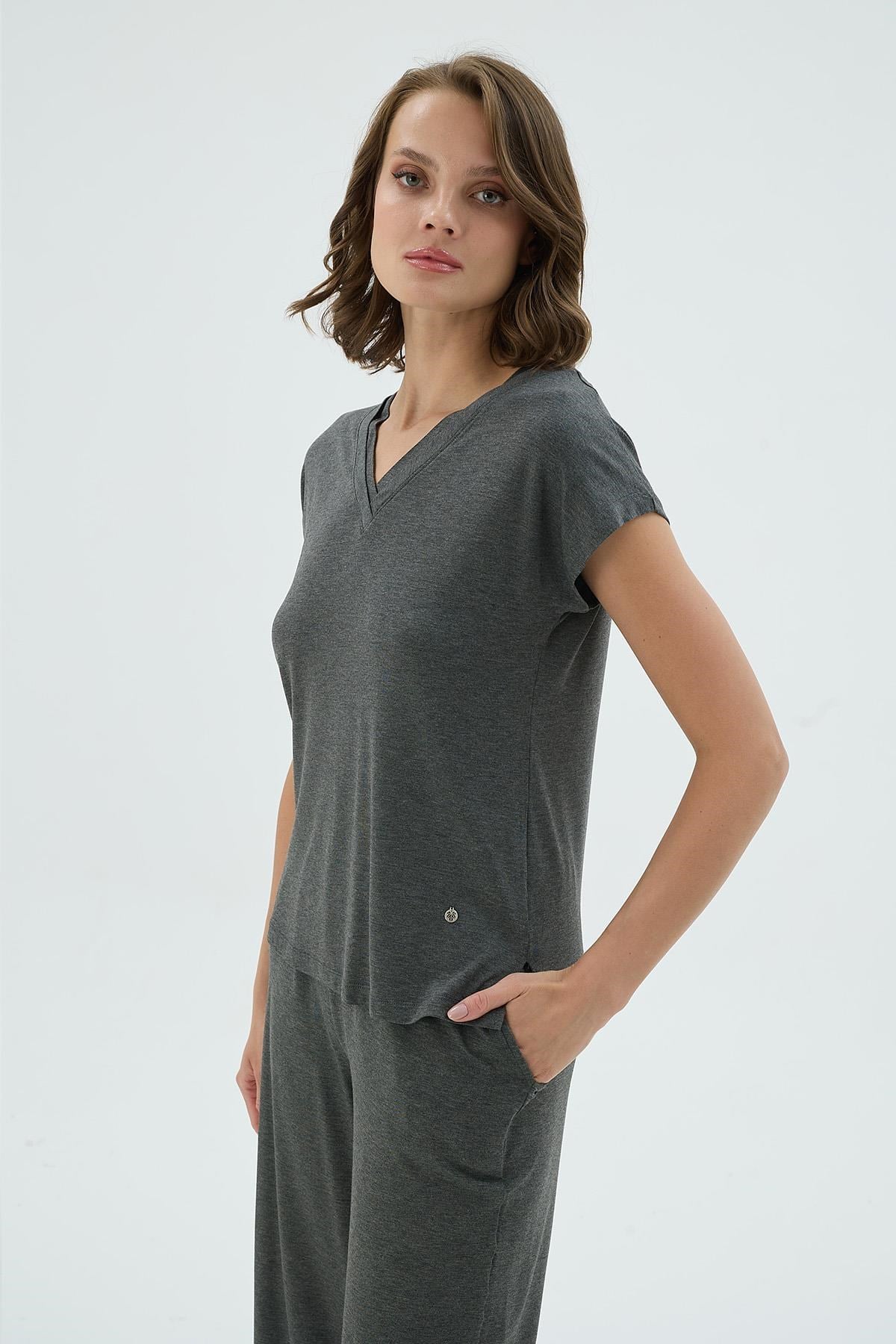 329029Kadın Antrasit Renk Kısa Kollu V Yaka Kapri Pijama Takımı C9T4N371Kısa Kol / Askılı PijamaSevimKadın Antrasit Renk Kısa Kollu V Yaka Kapri Pijama Takımı C9T4N371