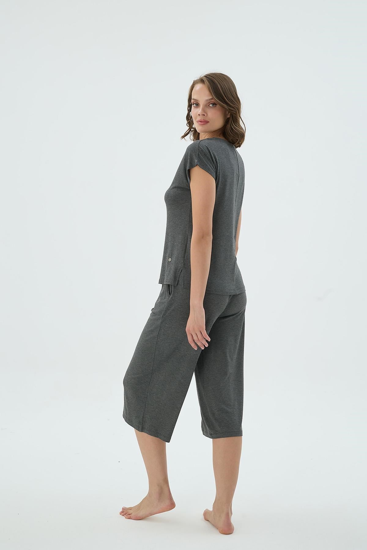 329029Kadın Antrasit Renk Kısa Kollu V Yaka Kapri Pijama Takımı C9T4N371Kısa Kol / Askılı PijamaSevimKadın Antrasit Renk Kısa Kollu V Yaka Kapri Pijama Takımı C9T4N371