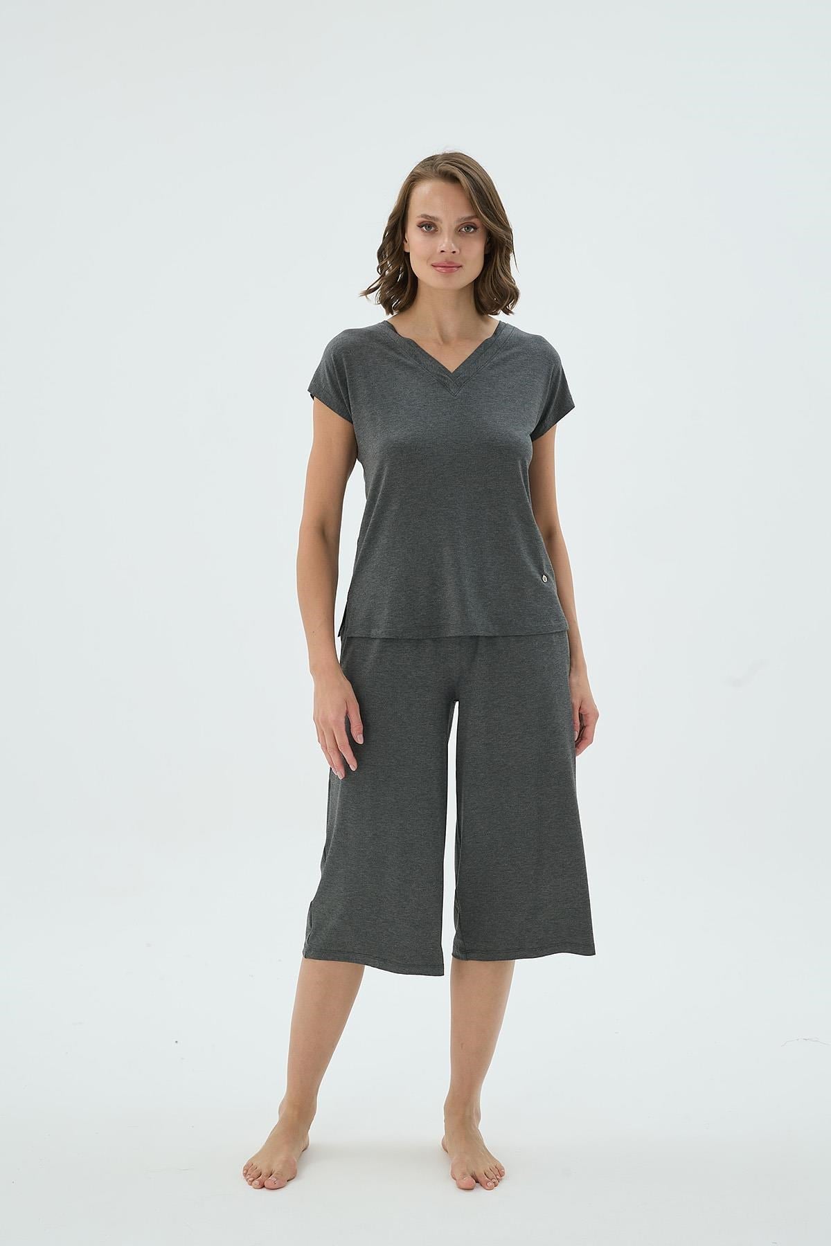 329029Kadın Antrasit Renk Kısa Kollu V Yaka Kapri Pijama Takımı C9T4N371Kısa Kol / Askılı PijamaSevimKadın Antrasit Renk Kısa Kollu V Yaka Kapri Pijama Takımı C9T4N371