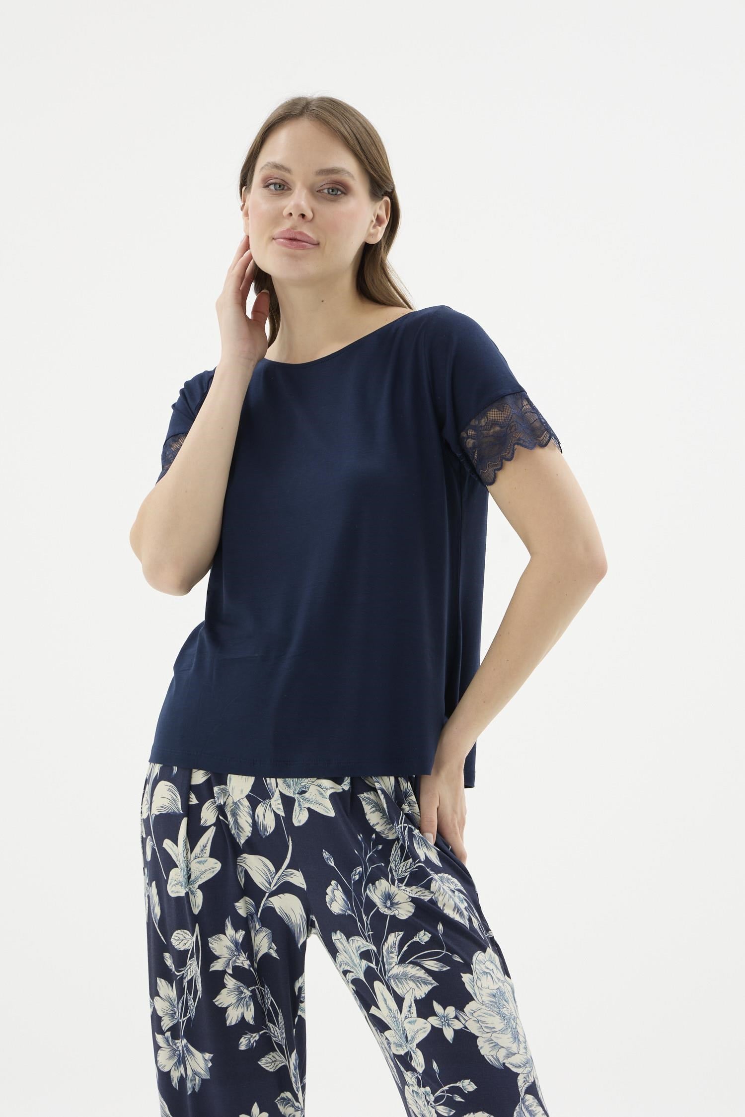 332894Kadın Kısa Kollu Dantel Detaylı Lacivert Pijama Takımı Çiçek Desenli Alt C7T7N671Kısa Kol / Askılı PijamaSevimKadın Kısa Kollu Dantel Detaylı Lacivert Pijama Takımı Çiçek Desenli Alt C7T7N671