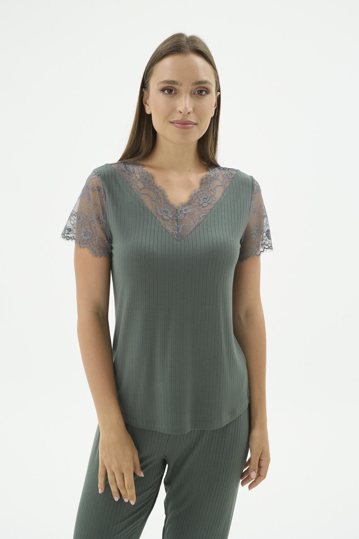 332653Kadın Kısa Kollu Dantel Detaylı V Yaka Kaşkorse Koyu Yeşil Pijama Takımı C8T0N471Kısa Kol / Askılı PijamaSevimKadın Kısa Kollu Dantel Detaylı V Yaka Kaşkorse Koyu Yeşil Pijama Takımı C8T0N471