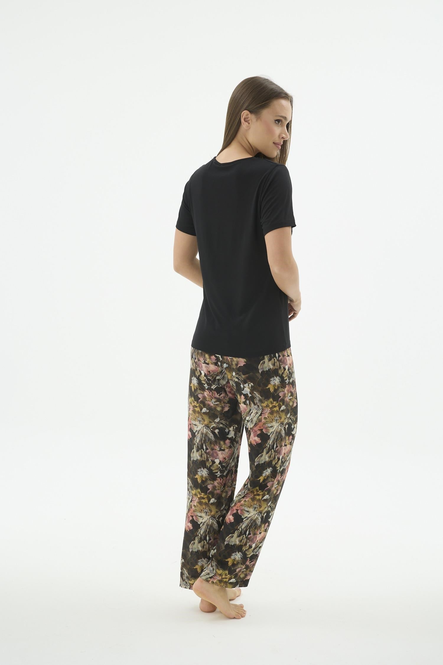 332649Kadın Kısa Kollu Dantelli V Yaka Siyah Çiçek Desenli Pijama Takımı C3T9N371Kısa Kol / Askılı PijamaSevimKadın Kısa Kollu Dantelli V Yaka Siyah Çiçek Desenli Pijama Takımı C3T9N371