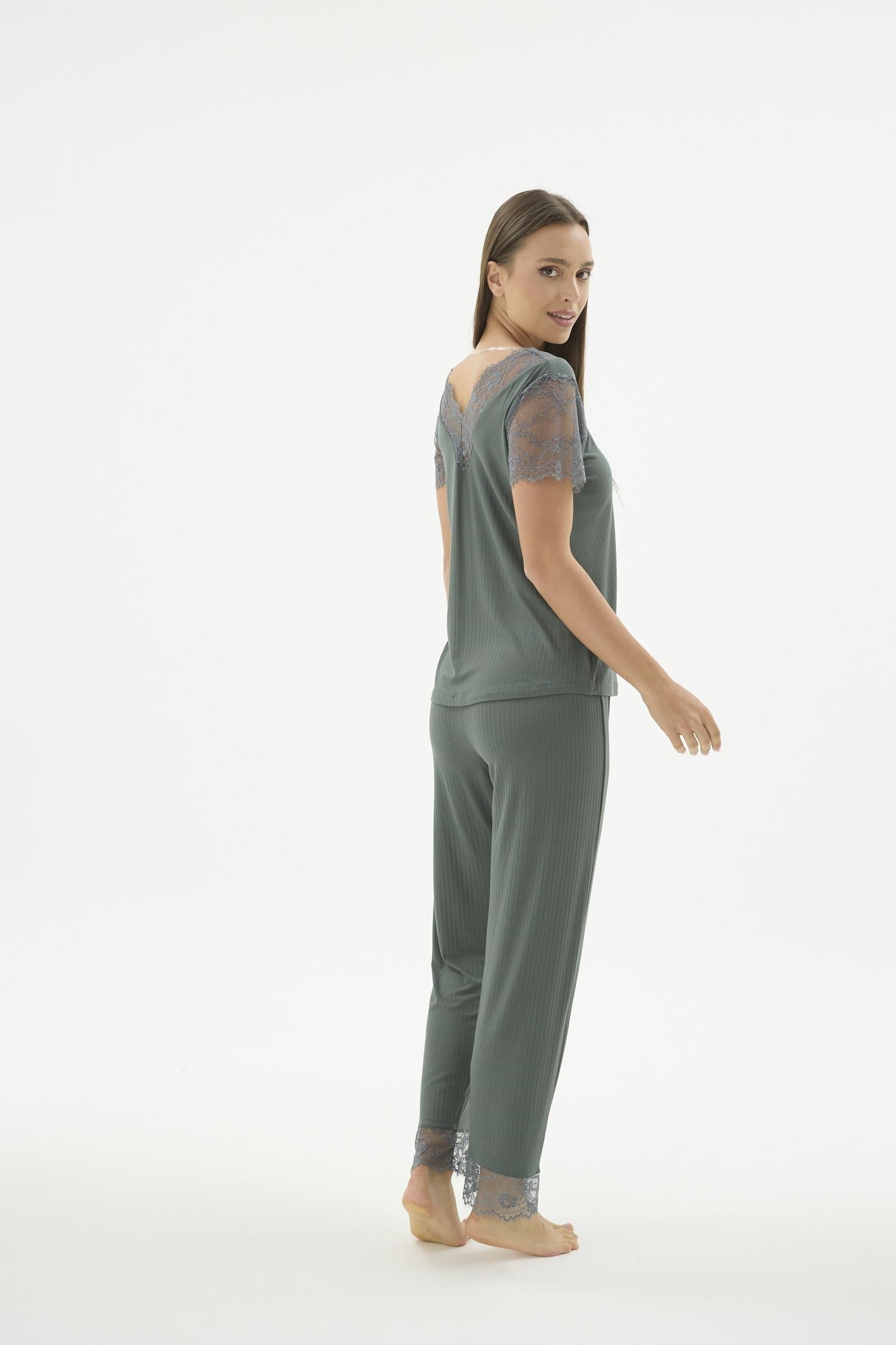 332653Kadın Kısa Kollu Dantel Detaylı V Yaka Kaşkorse Koyu Yeşil Pijama Takımı C8T0N471Kısa Kol / Askılı PijamaSevimKadın Kısa Kollu Dantel Detaylı V Yaka Kaşkorse Koyu Yeşil Pijama Takımı C8T0N471