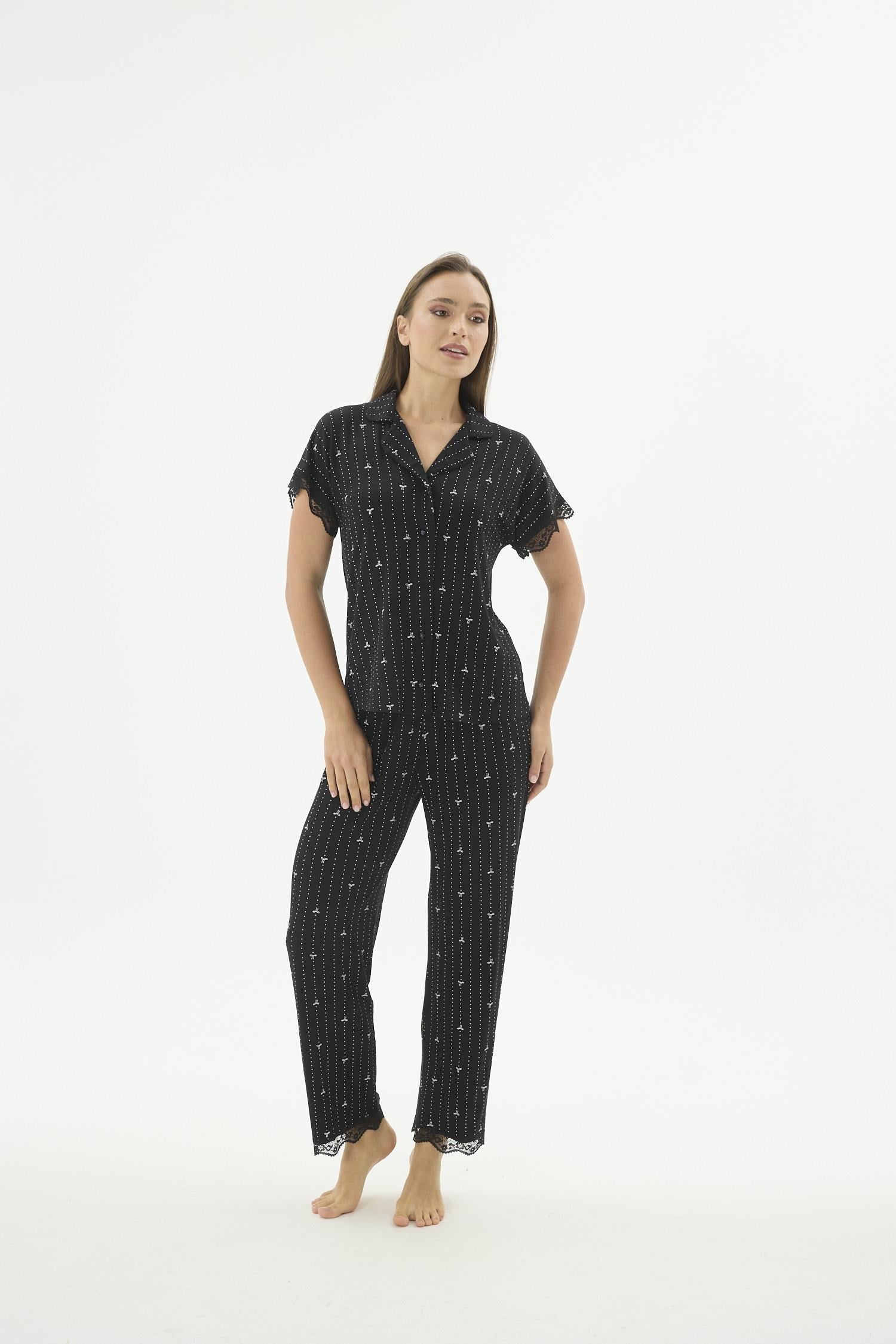 332659Kadın Önden Düğmeli Gömlek Yaka Dantel Detaylı Siyah Pijama Takımı C8T6N471Kısa Kol / Askılı PijamaSevimKadın Önden Düğmeli Gömlek Yaka Dantel Detaylı Siyah Pijama Takımı C8T6N471