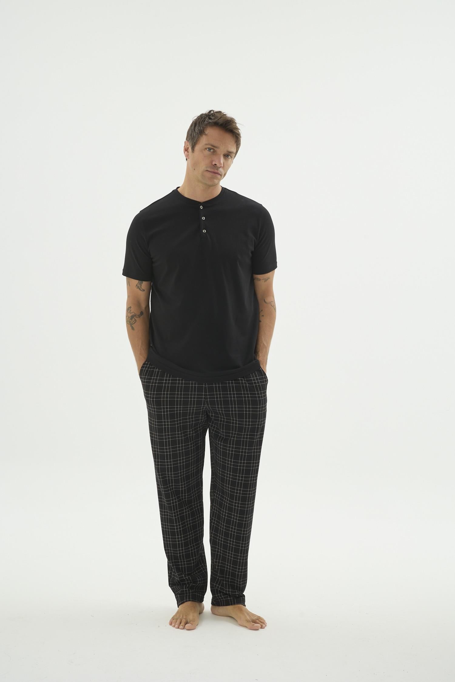 332707Erkek Yarım Düğmeli Kısa Kollu Ekose Alt Siyah Pijama Takımı C0T9N69Pijama TakımıSevimErkek Yarım Düğmeli Kısa Kollu Ekose Alt Siyah Pijama Takımı C0T9N69