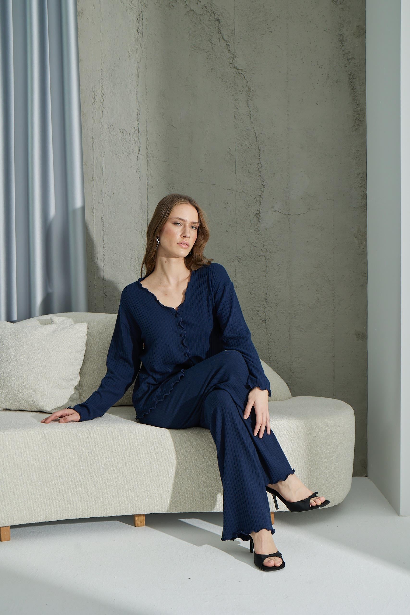 316005Kadın Uzun Kol Önden Düğmeli Lacivert Pijama Takımı C1T5N0O29cotonhause.com.tr Online Alışveriş - Sezon İndirimlerini KeşfetKadın Uzun Kol Önden Düğmeli Lacivert Pijama Takımı C1T5N0O29Uzun Kol PijamaSevimKadın Uzun Kol Önden Düğmeli Lacivert Pijama Takımı C1T5N0O29