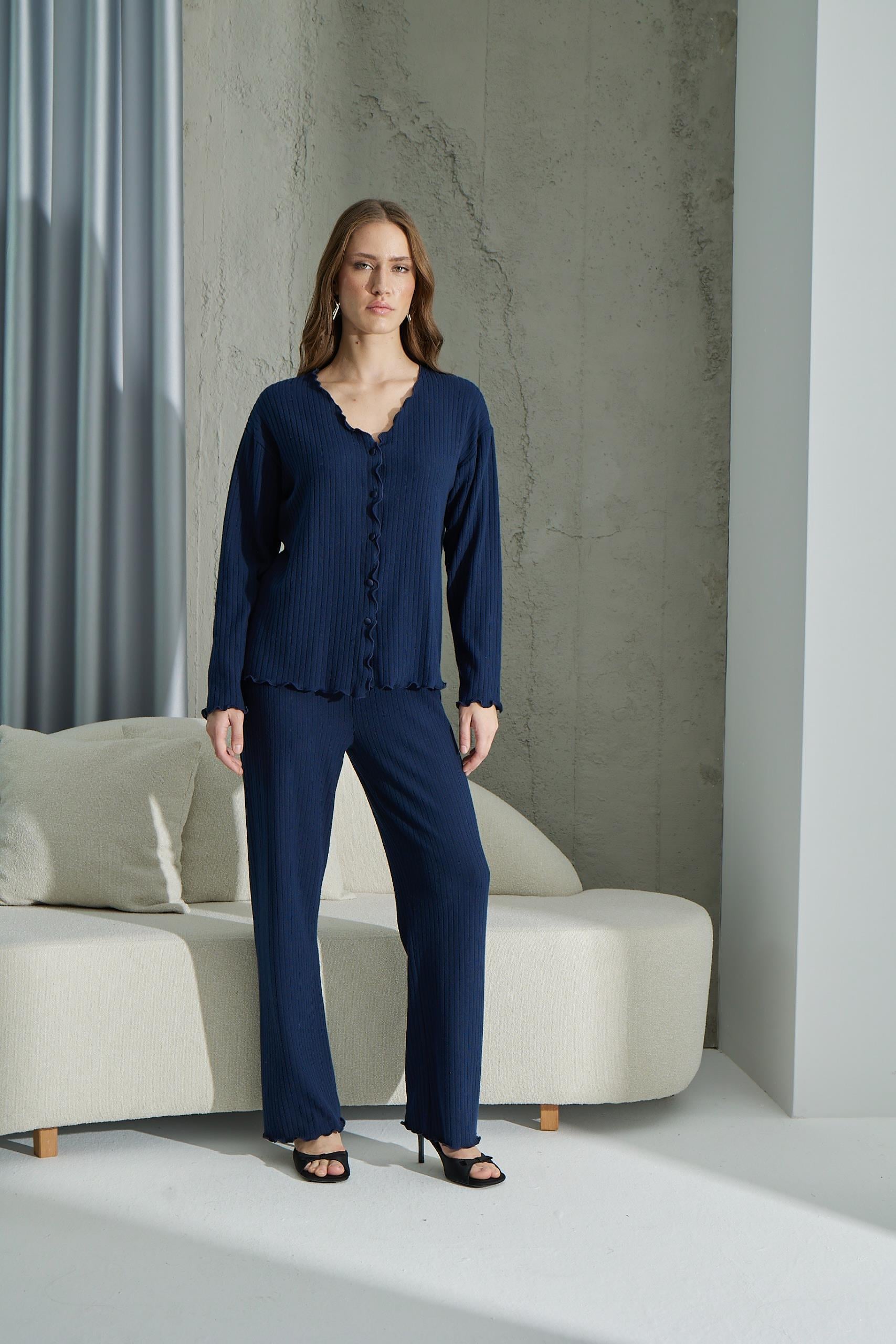 316005Kadın Uzun Kol Önden Düğmeli Lacivert Pijama Takımı C1T5N0O29cotonhause.com.tr Online Alışveriş - Sezon İndirimlerini KeşfetKadın Uzun Kol Önden Düğmeli Lacivert Pijama Takımı C1T5N0O29Uzun Kol PijamaSevimKadın Uzun Kol Önden Düğmeli Lacivert Pijama Takımı C1T5N0O29