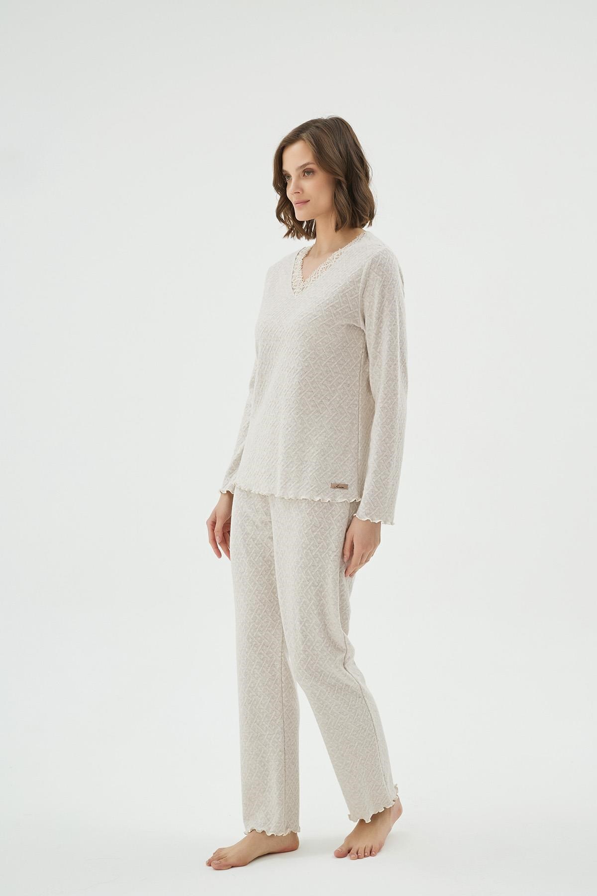 328621Kadın Dantel Detaylı V Yaka Uzun Kollu Krem Pijama Takımı C2T7N071Uzun Kol PijamaSevimKadın Dantel Detaylı V Yaka Uzun Kollu Krem Pijama Takımı C2T7N071
