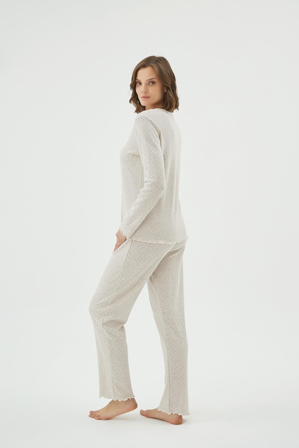 328621Kadın Dantel Detaylı V Yaka Uzun Kollu Krem Pijama Takımı C2T7N071Uzun Kol PijamaSevimKadın Dantel Detaylı V Yaka Uzun Kollu Krem Pijama Takımı C2T7N071