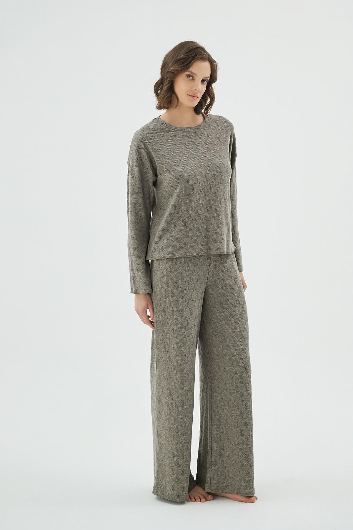328634Kadın Kışlık Desenli Uzun Kollu Geniş Paça Pijama Takımı C8T2N171Uzun Kol PijamaSevimKadın Kışlık Desenli Uzun Kollu Geniş Paça Pijama Takımı C8T2N171