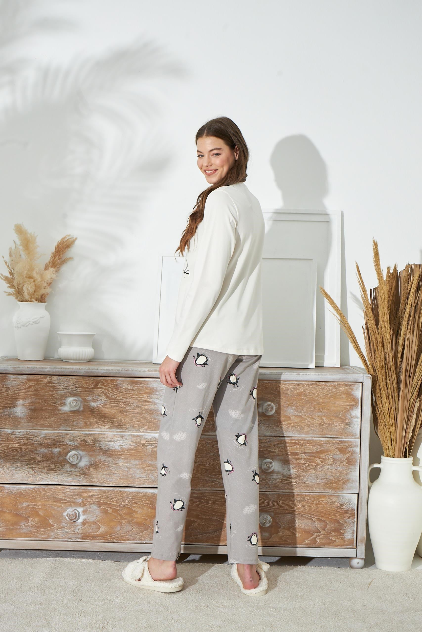 329262Kadın Krem Renk Uzun Kol Bisiklet Yaka Baskılı Pijama Takımı C3T7N941Uzun Kol PijamaSevimKadın Krem Renk Uzun Kol Bisiklet Yaka Baskılı Pijama Takımı C3T7N941