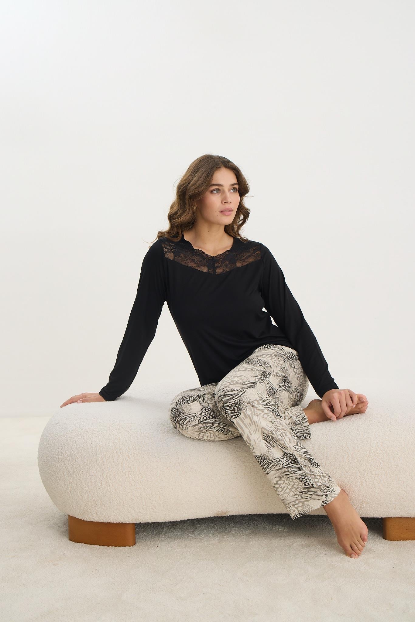 329136Kadın Siyah Üst Dantel Detaylı Uzun Kollu Bisiklet Yaka Desenli Alt Pijama Takımı C4T1N261Uzun Kol PijamaSevimKadın Siyah Üst Dantel Detaylı Uzun Kollu Bisiklet Yaka Desenli Alt Pijama Takımı C4T1N261