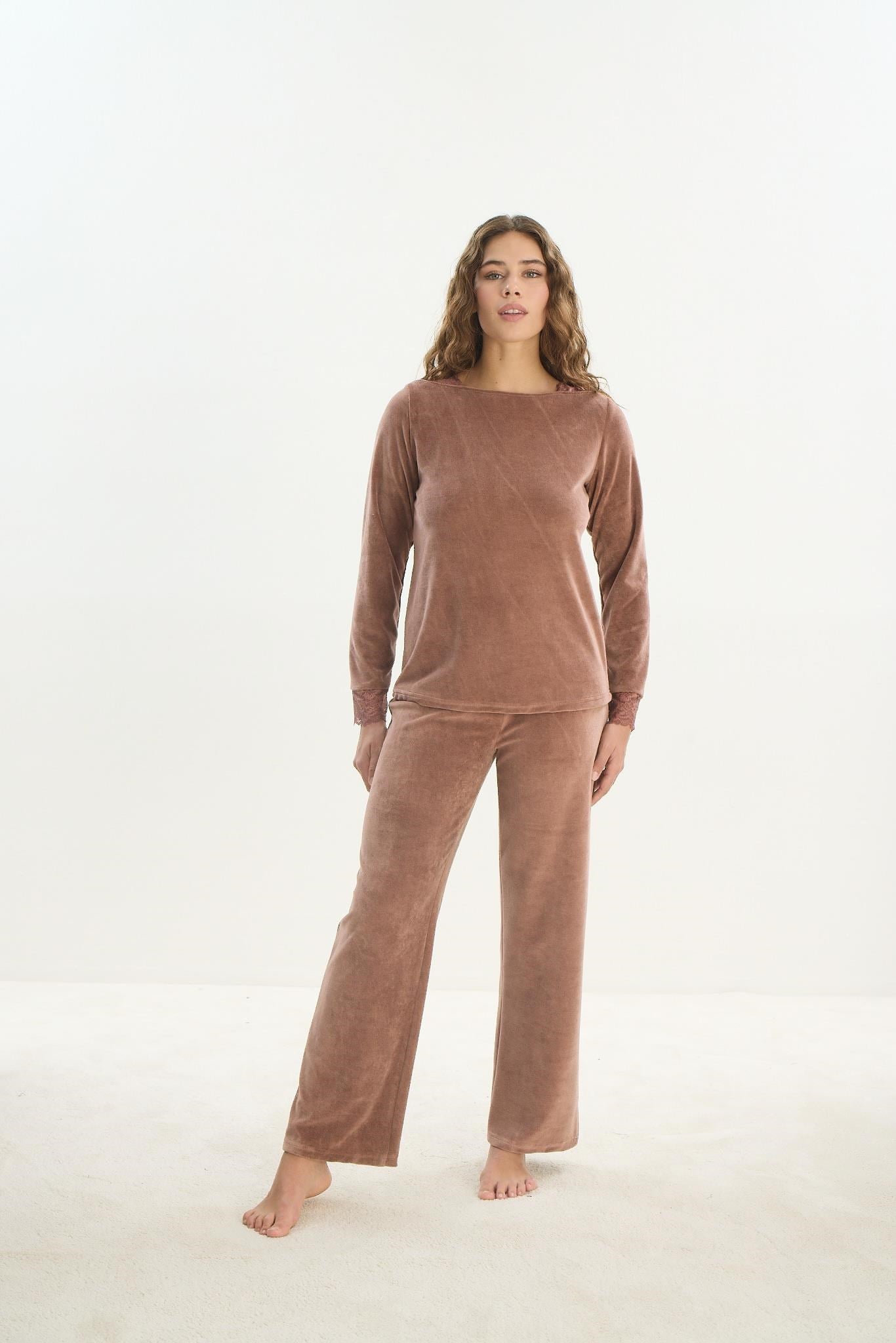 324150Kadın Uzun Kol Kadife Kahve Pijama Takım C3T9N1O61Kadın Uzun Kol Kadife Kahve Pijama Takım C3T9N1O61SevimUzun Kol PijamaUzun Kol PijamaSevimKadın Uzun Kol Kadife Kahve Pijama Takım C3T9N1O61