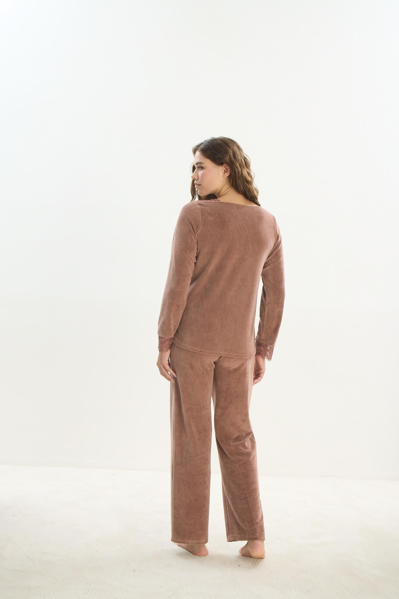 324150Kadın Uzun Kol Kadife Kahve Pijama Takım C3T9N1O61Kadın Uzun Kol Kadife Kahve Pijama Takım C3T9N1O61SevimUzun Kol PijamaUzun Kol PijamaSevimKadın Uzun Kol Kadife Kahve Pijama Takım C3T9N1O61