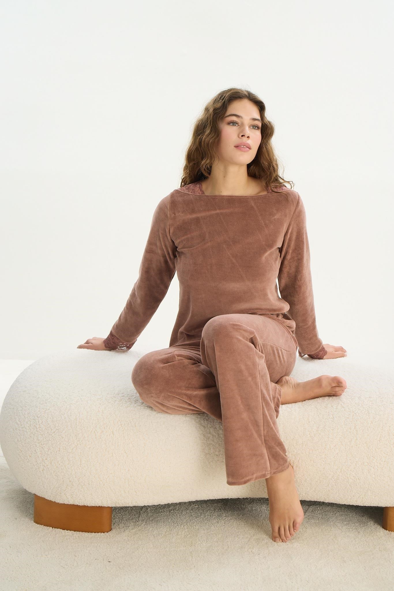 324150Kadın Uzun Kol Kadife Kahve Pijama Takım C3T9N1O61Kadın Uzun Kol Kadife Kahve Pijama Takım C3T9N1O61SevimUzun Kol PijamaUzun Kol PijamaSevimKadın Uzun Kol Kadife Kahve Pijama Takım C3T9N1O61