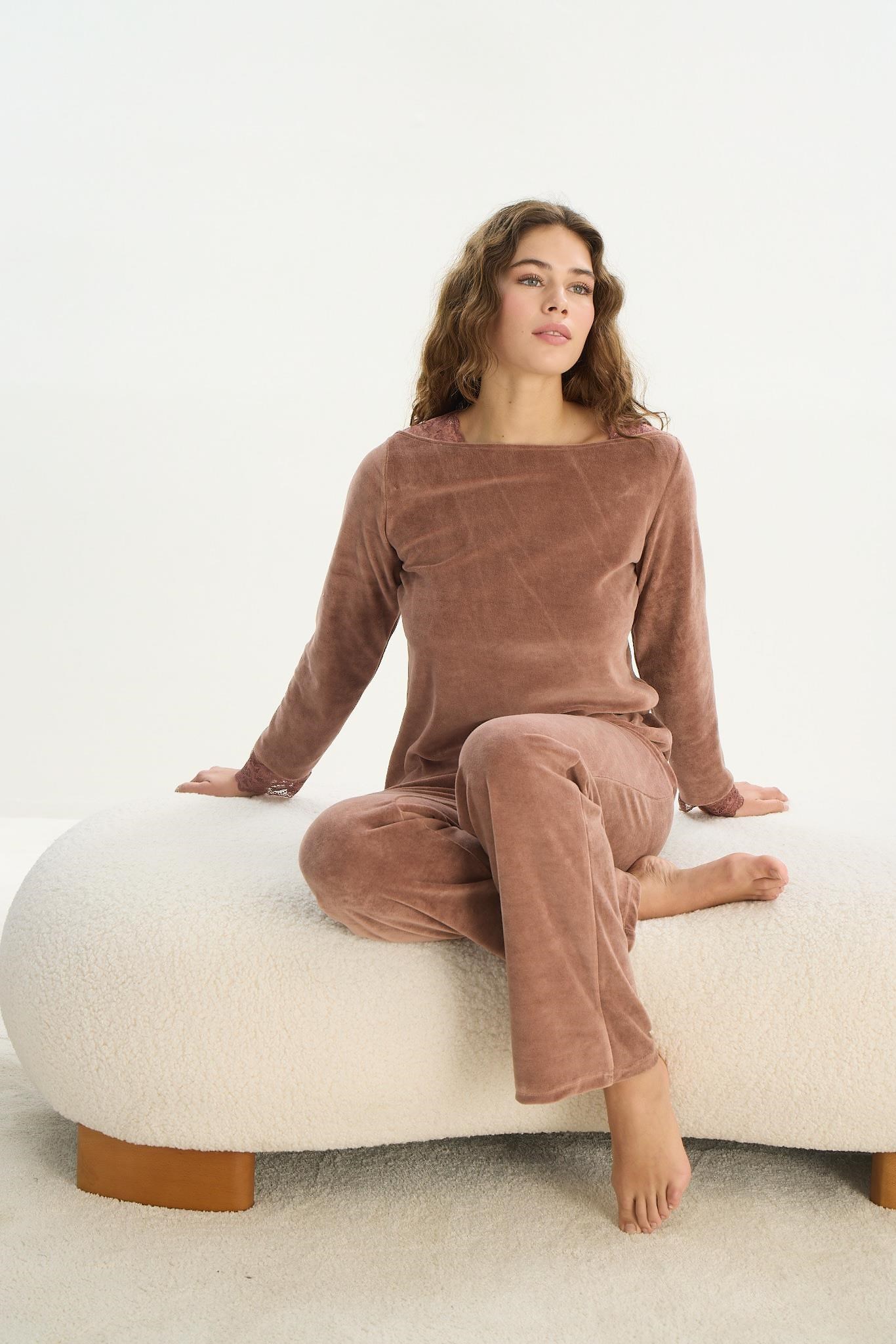 324150Kadın Uzun Kol Kadife Kahve Pijama Takım C3T9N1O61Kadın Uzun Kol Kadife Kahve Pijama Takım C3T9N1O61SevimUzun Kol PijamaUzun Kol PijamaSevimKadın Uzun Kol Kadife Kahve Pijama Takım C3T9N1O61