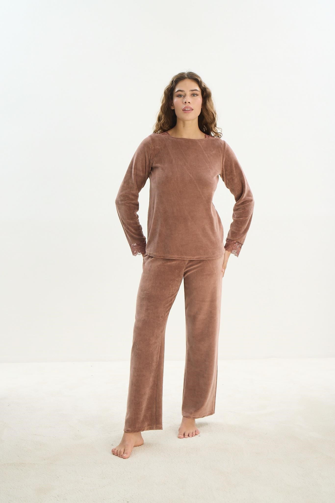 324150Kadın Uzun Kol Kadife Kahve Pijama Takım C3T9N1O61Kadın Uzun Kol Kadife Kahve Pijama Takım C3T9N1O61SevimUzun Kol PijamaUzun Kol PijamaSevimKadın Uzun Kol Kadife Kahve Pijama Takım C3T9N1O61