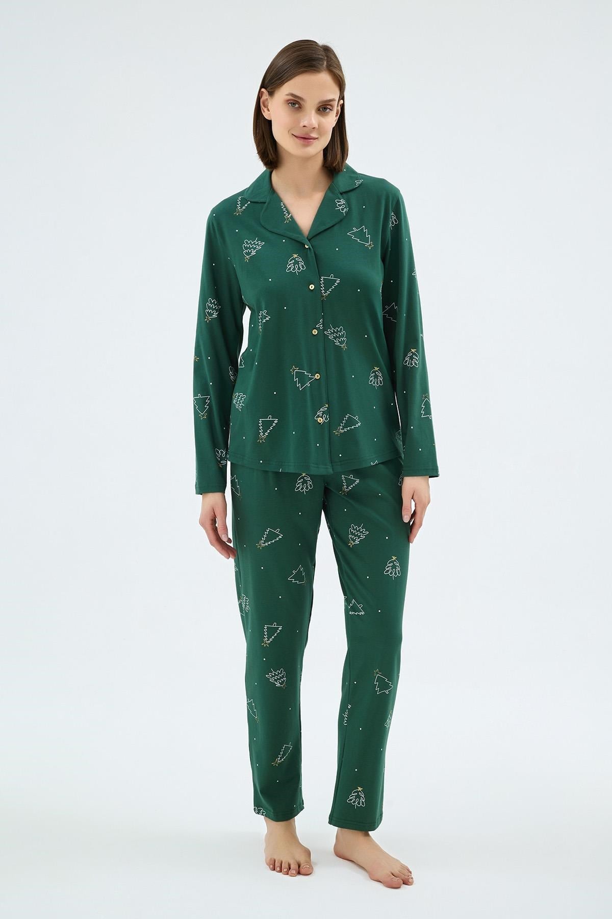 328624Kadın Uzun Kollu Düğmeli Yaka Çam Ağacı Desenli Yeşil Pijama Takımı C8T7N071Uzun Kol PijamaSevimKadın Uzun Kollu Düğmeli Yaka Çam Ağacı Desenli Yeşil Pijama Takımı C8T7N071