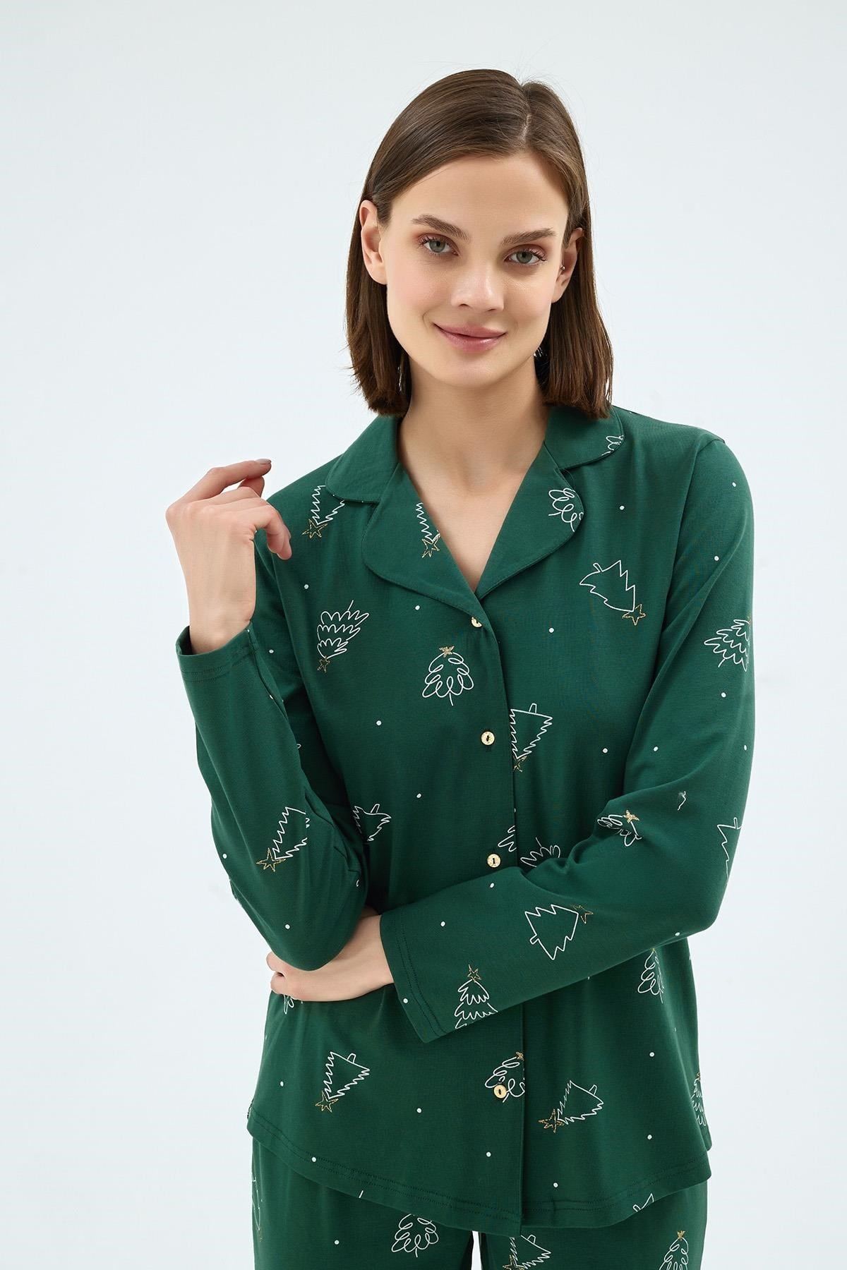 328624Kadın Uzun Kollu Düğmeli Yaka Çam Ağacı Desenli Yeşil Pijama Takımı C8T7N071Uzun Kol PijamaSevimKadın Uzun Kollu Düğmeli Yaka Çam Ağacı Desenli Yeşil Pijama Takımı C8T7N071