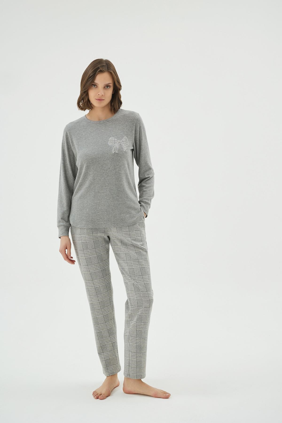 328607Kadın Uzun Kollu Fiyonklu Gri Üst Kareli Alt Pijama Takımı C8T2N961Uzun Kol PijamaSevimKadın Uzun Kollu Fiyonklu Gri Üst Kareli Alt Pijama Takımı C8T2N961