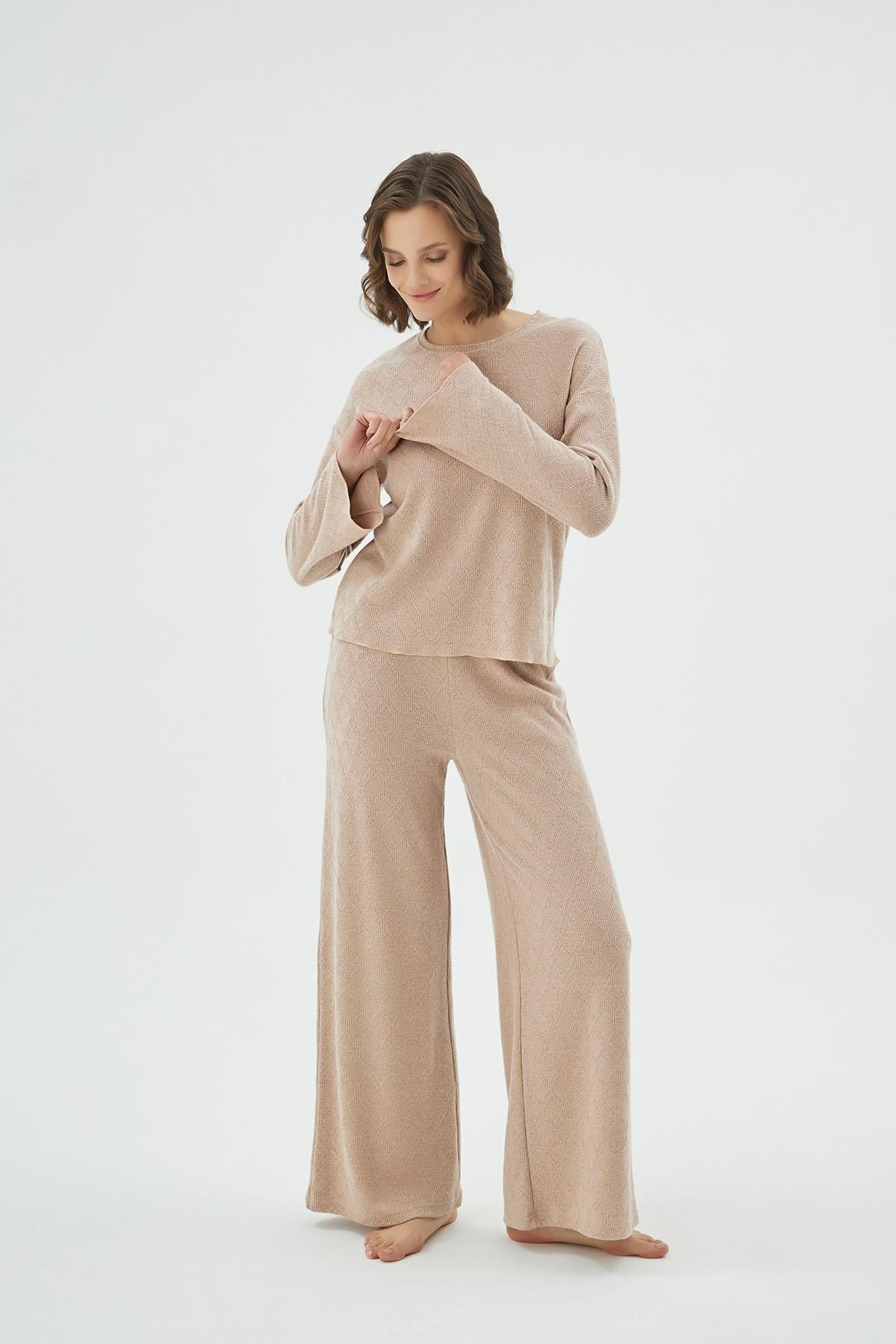 328609Kadın Uzun Kollu Geniş Paça Bej Pijama Takımı C7T7N961Uzun Kol PijamaSevimKadın Uzun Kollu Geniş Paça Bej Pijama Takımı C7T7N961