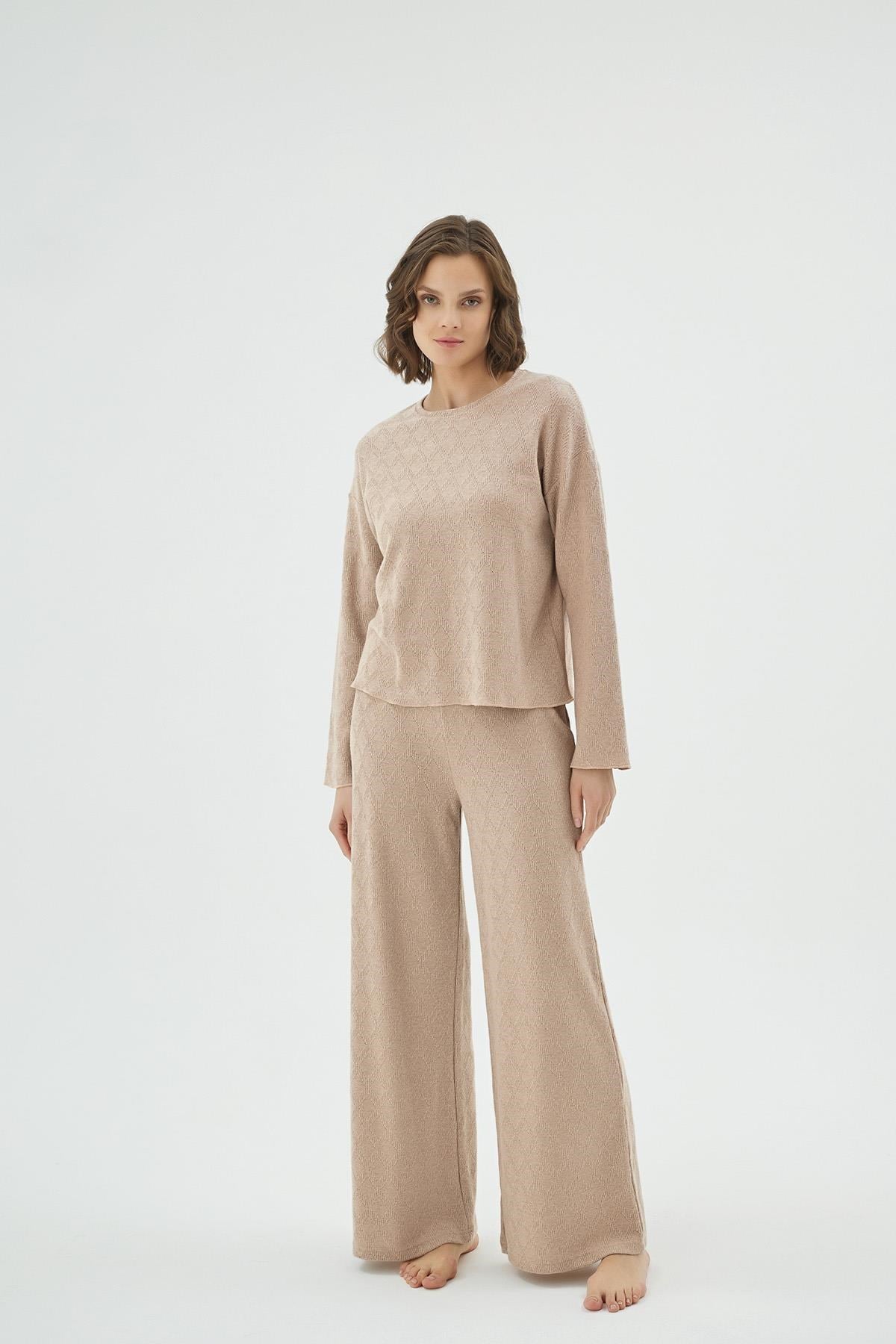 328609Kadın Uzun Kollu Geniş Paça Bej Pijama Takımı C7T7N961Uzun Kol PijamaSevimKadın Uzun Kollu Geniş Paça Bej Pijama Takımı C7T7N961