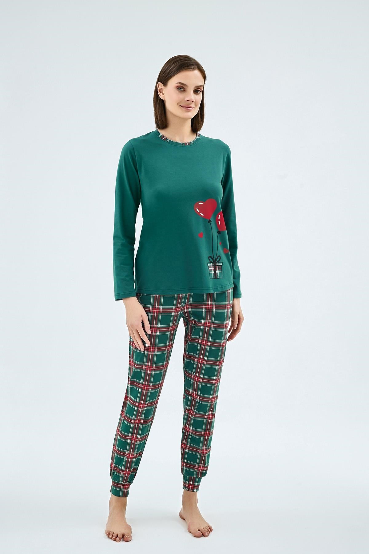 328627Kadın Uzun Kollu Kalp Baskılı Üst Ekose Desenli Jogger Paça Yeşil Pijama Takımı C3T8N071Uzun Kol PijamaSevimKadın Uzun Kollu Kalp Baskılı Üst Ekose Desenli Jogger Paça Yeşil Pijama Takımı C3T8N071