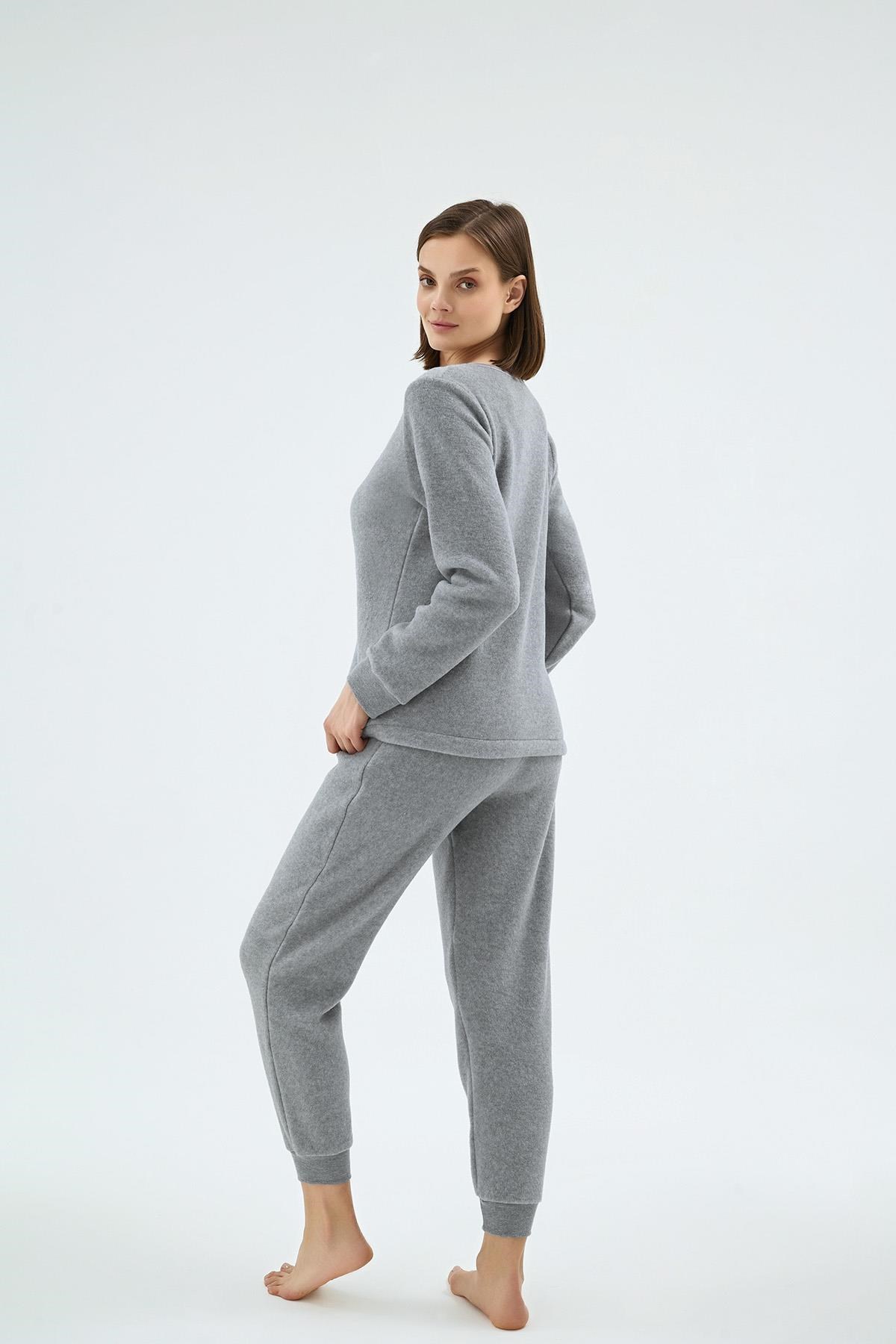 328628Kadın Uzun Kollu Yuvarlak Yaka Nakış Detaylı Jogger Paça Gri Pijama Takımı C3T9N071Uzun Kol PijamaSevimKadın Uzun Kollu Yuvarlak Yaka Nakış Detaylı Jogger Paça Gri Pijama Takımı C3T9N071