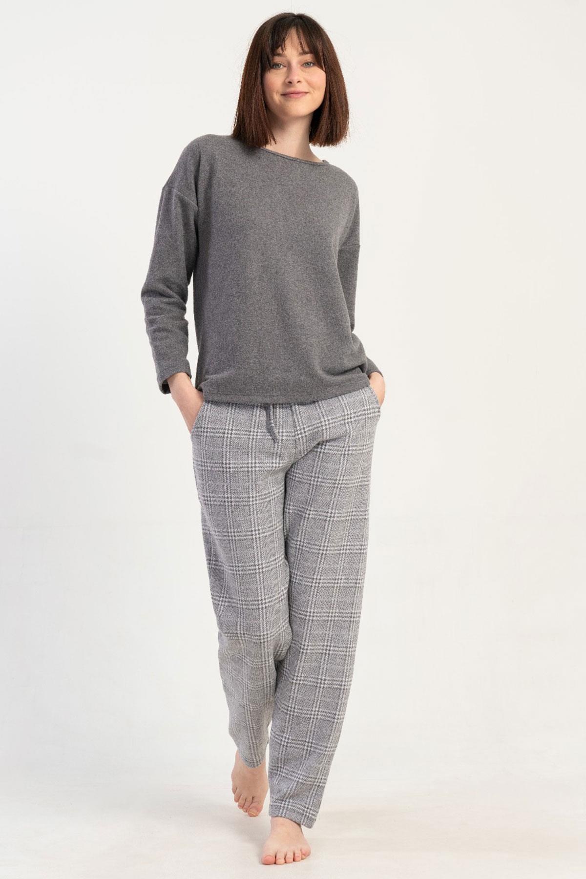 329461Kadın Büyük Beden Gri Renk Uzun Kollu Bisiklet Yaka Jakarlı Pijama Takımı C0T1N0105Büyük BedenVienettaKadın Büyük Beden Gri Renk Uzun Kollu Bisiklet Yaka Jakarlı Pijama Takımı C0T1N0105