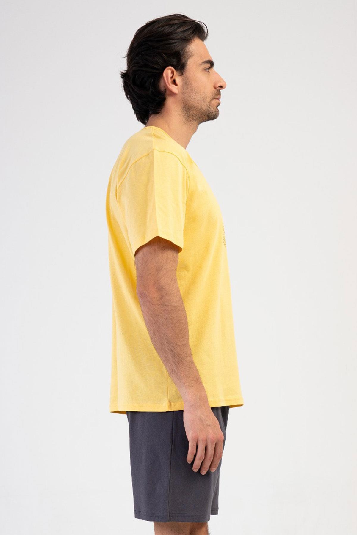 330895Erkek Kısa Kol Baskılı %100 Pamuk Sarı Şortlu Pijama Takımı C5T7N1904Pijama TakımıVienettaErkek Kısa Kol Baskılı %100 Pamuk Sarı Şortlu Pijama Takımı C5T7N1904